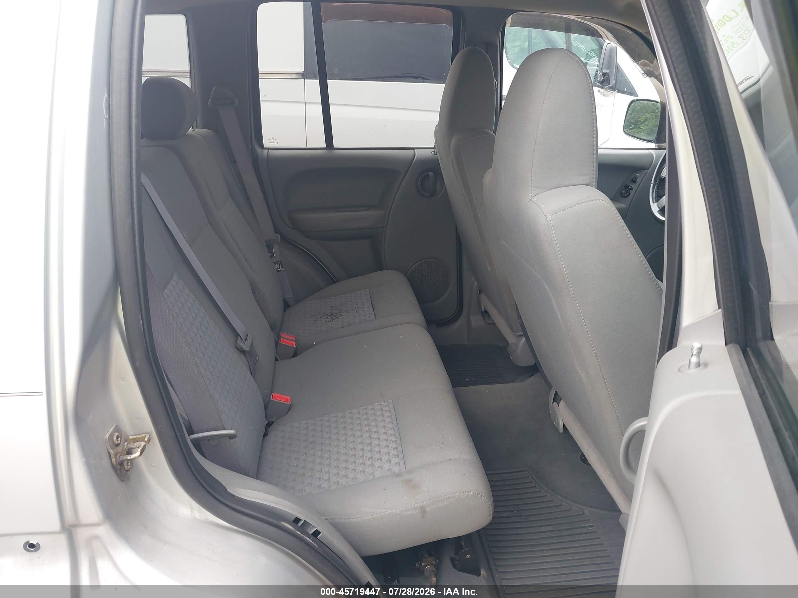 2005 Jeep Liberty Sport Gray vin: 1J4GL48K05W568895
