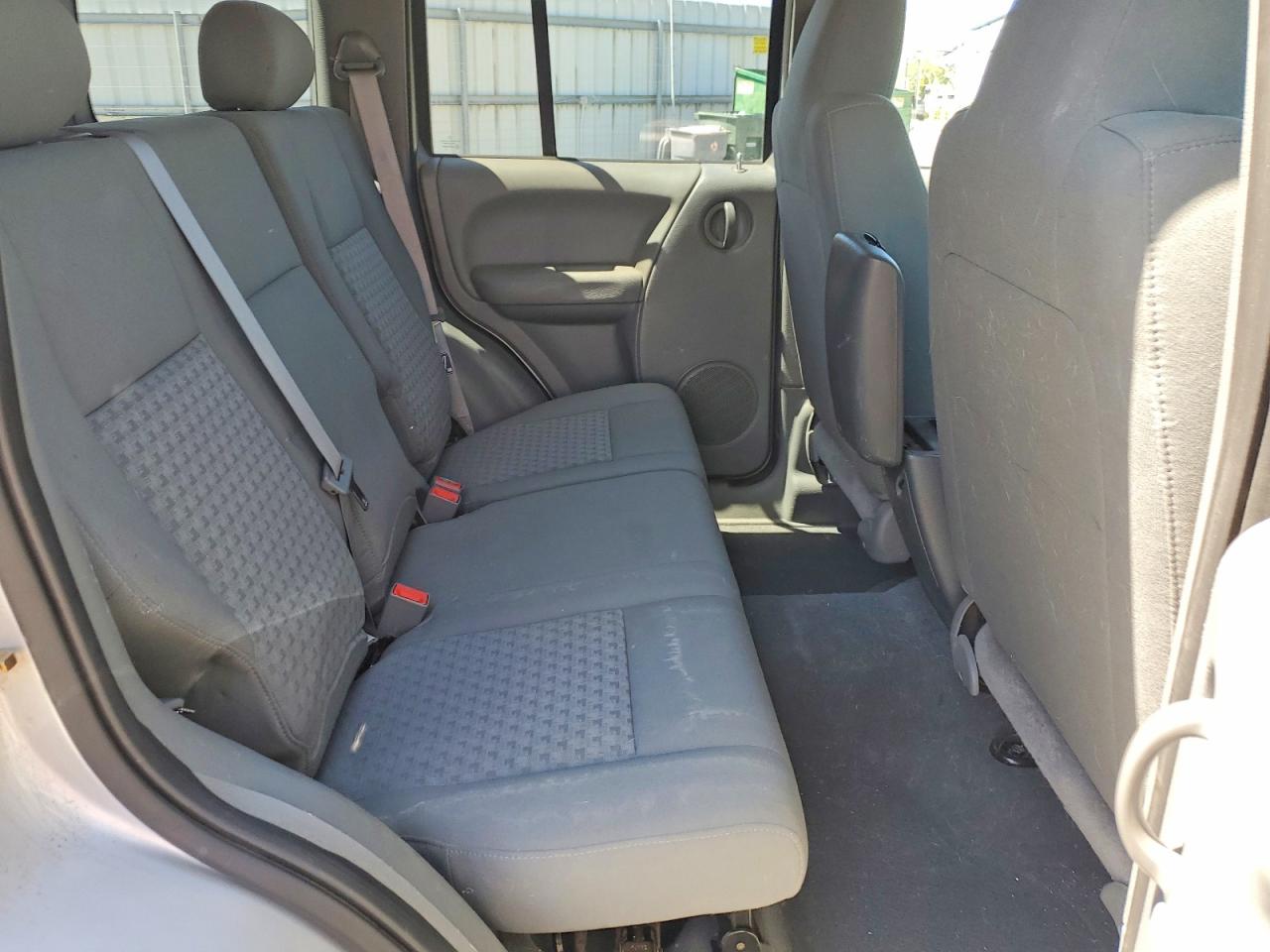 2005 Jeep Liberty Sport Silver vin: 1J4GL48K15W530012