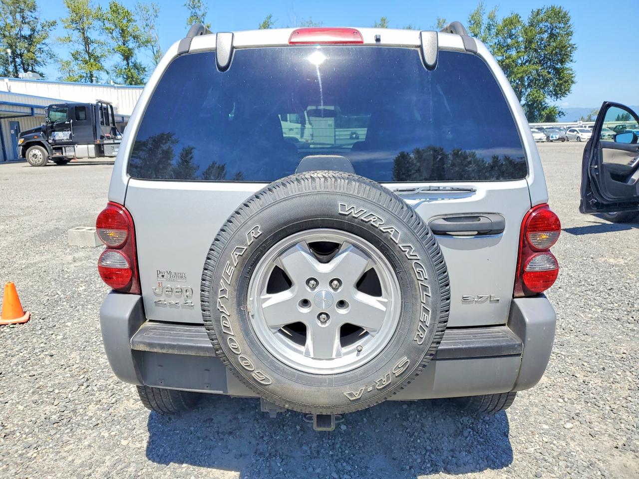 2005 Jeep Liberty Sport Silver vin: 1J4GL48K15W530012