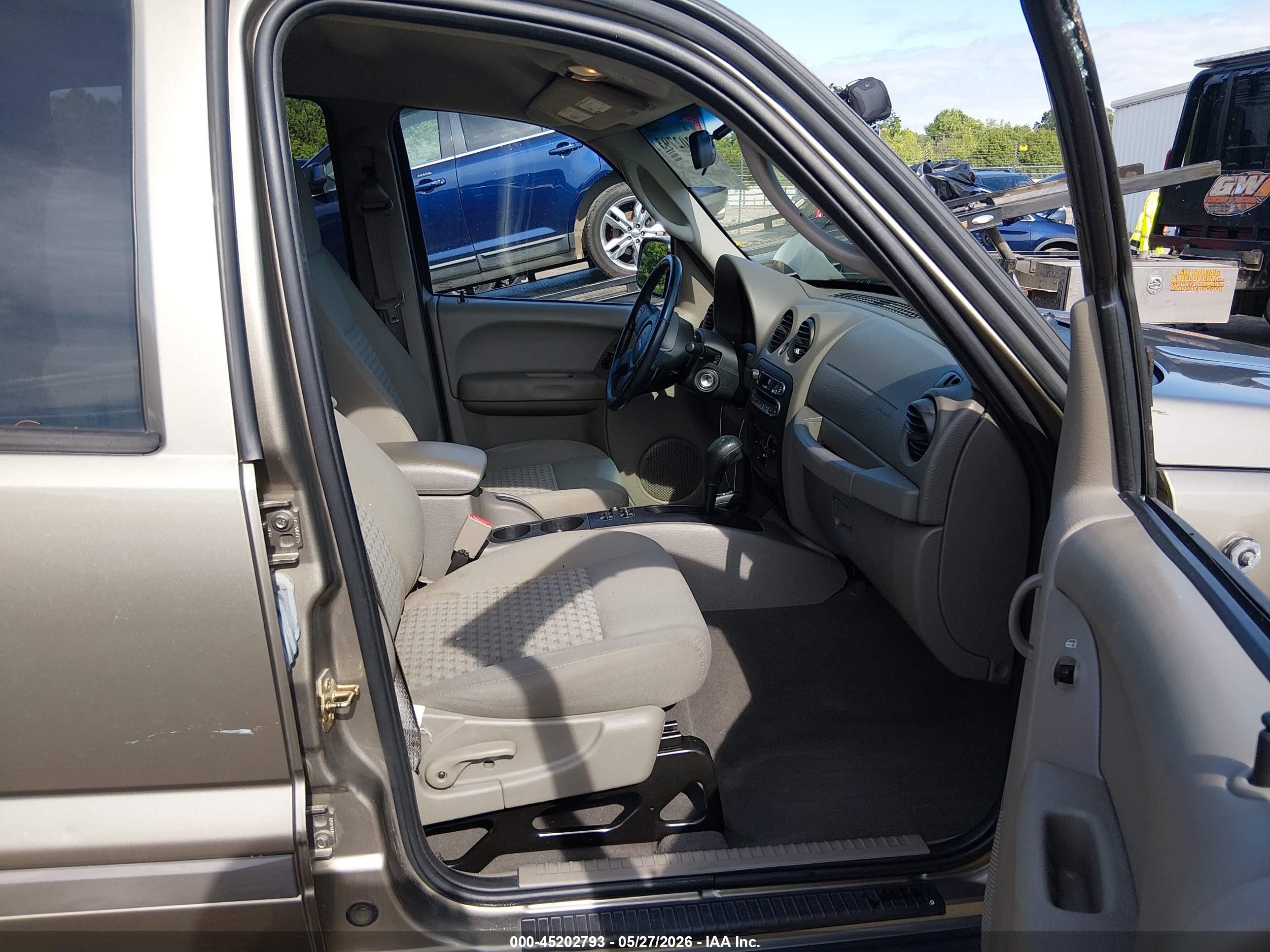 2007 Jeep Liberty Sport Золотой vin: 1J4GL48K17W670726