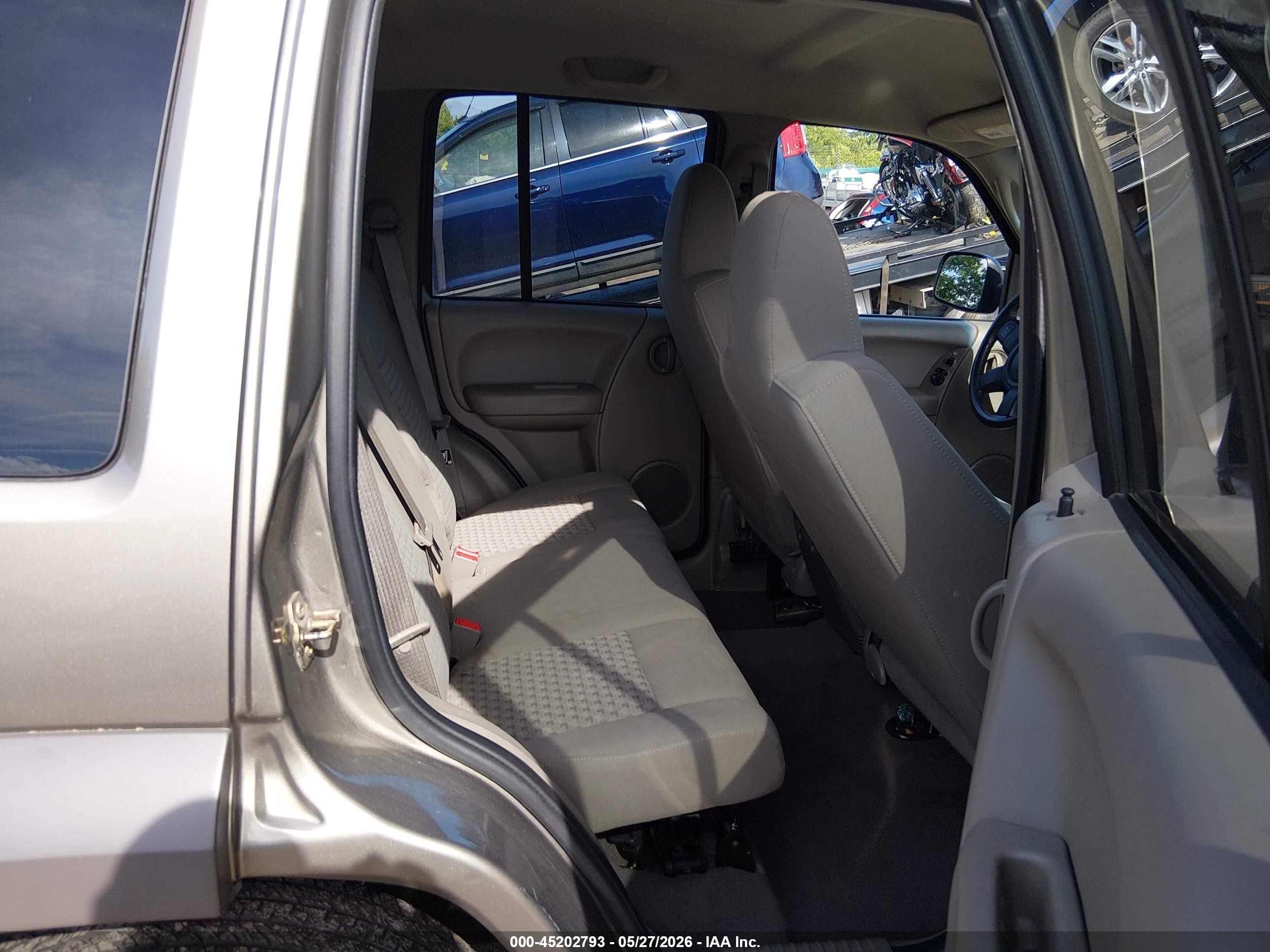 2007 Jeep Liberty Sport Золотой vin: 1J4GL48K17W670726