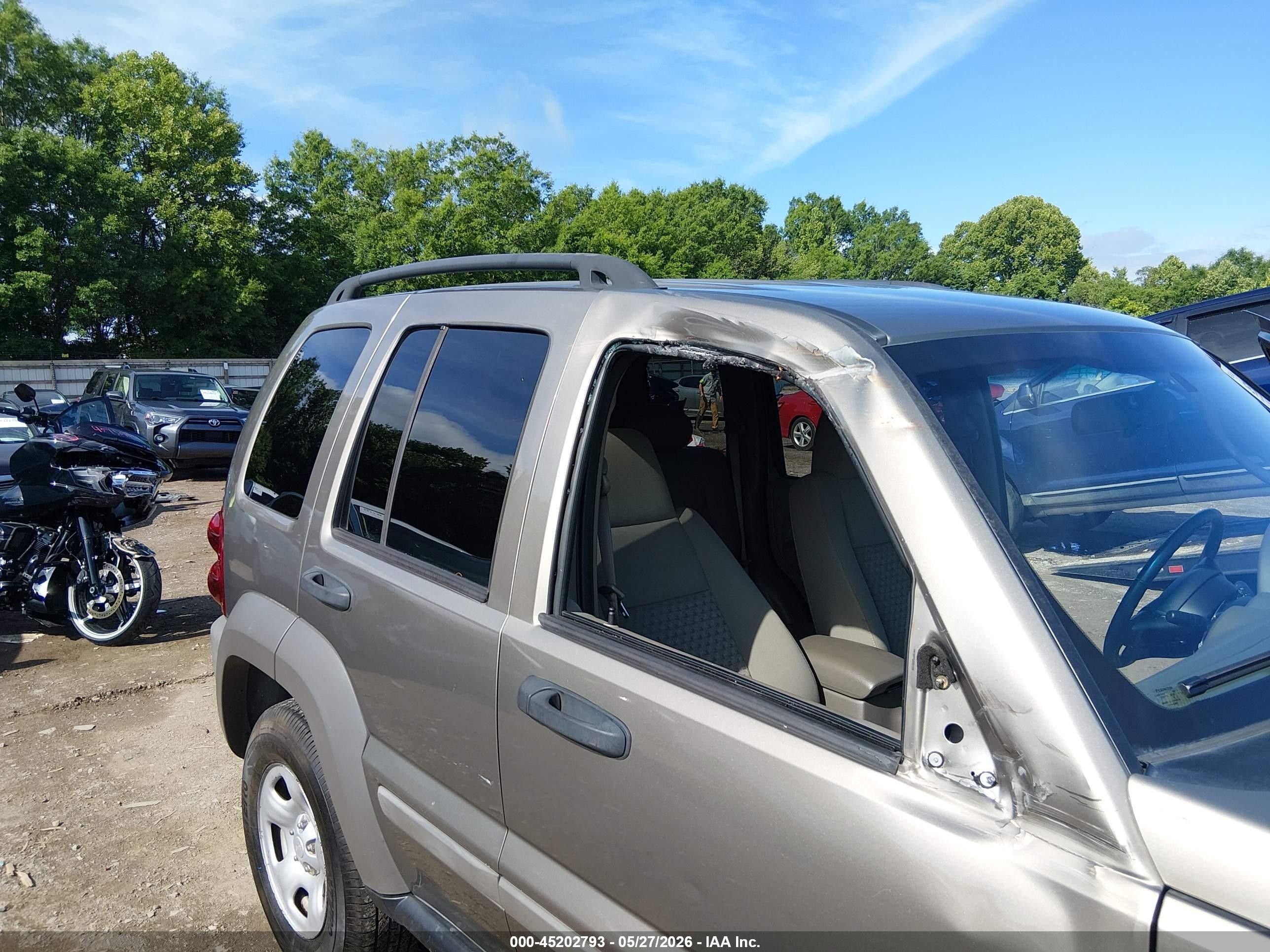 2007 Jeep Liberty Sport Золотой vin: 1J4GL48K17W670726