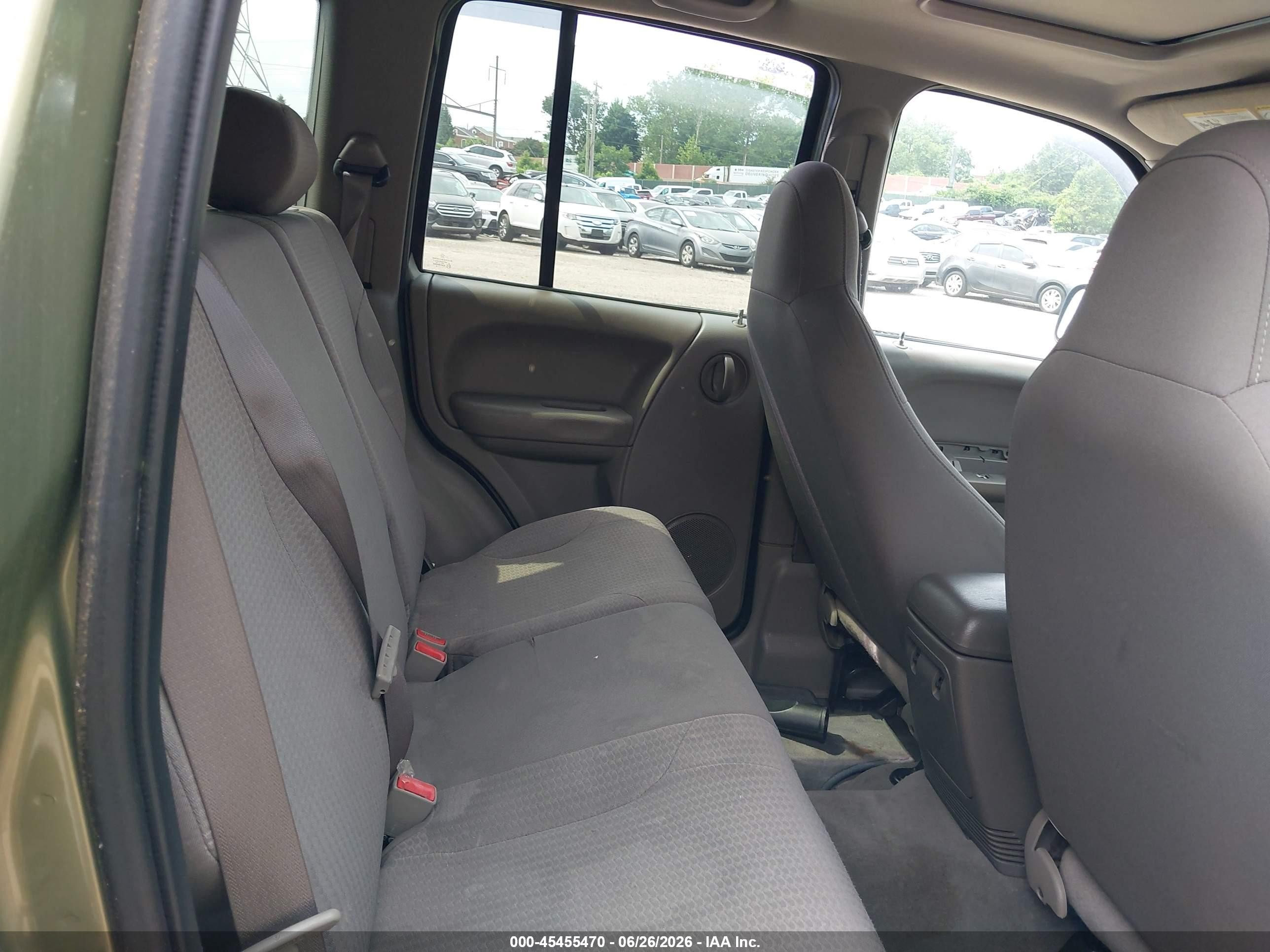 2004 Jeep Liberty Sport Gold vin: 1J4GL48K24W138932