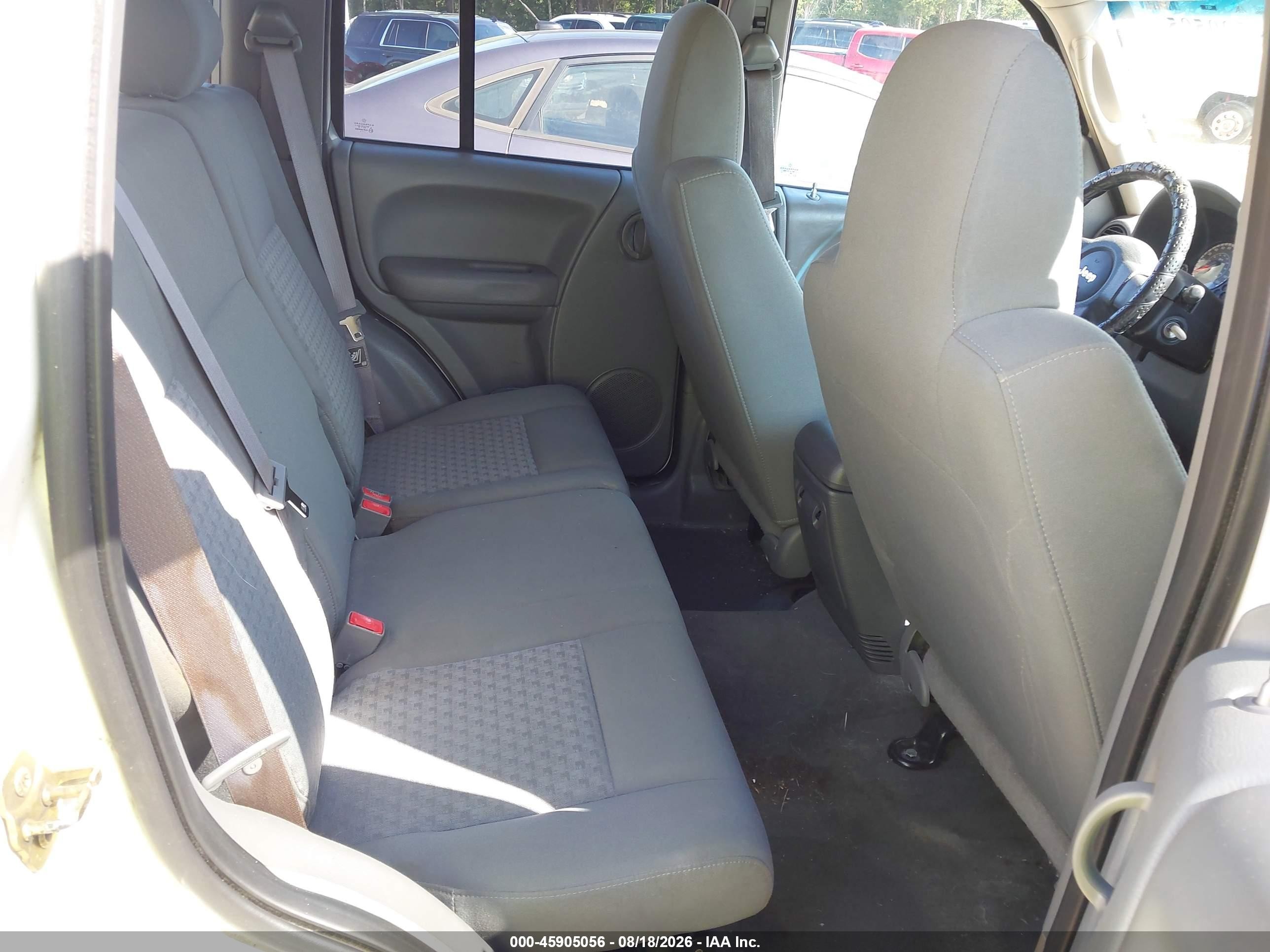 2005 Jeep Liberty Sport Белый vin: 1J4GL48K25W545019