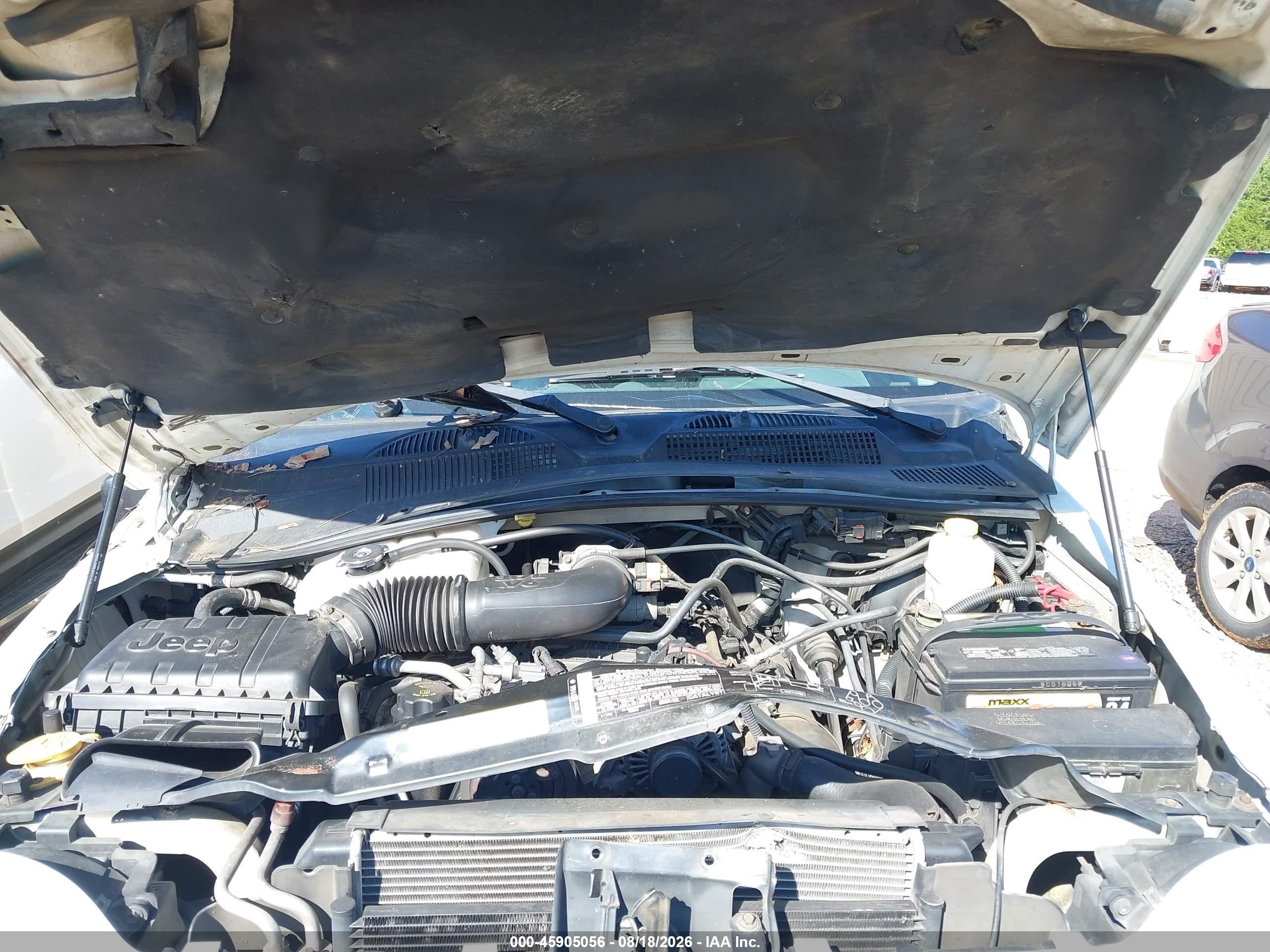 2005 Jeep Liberty Sport Белый vin: 1J4GL48K25W545019