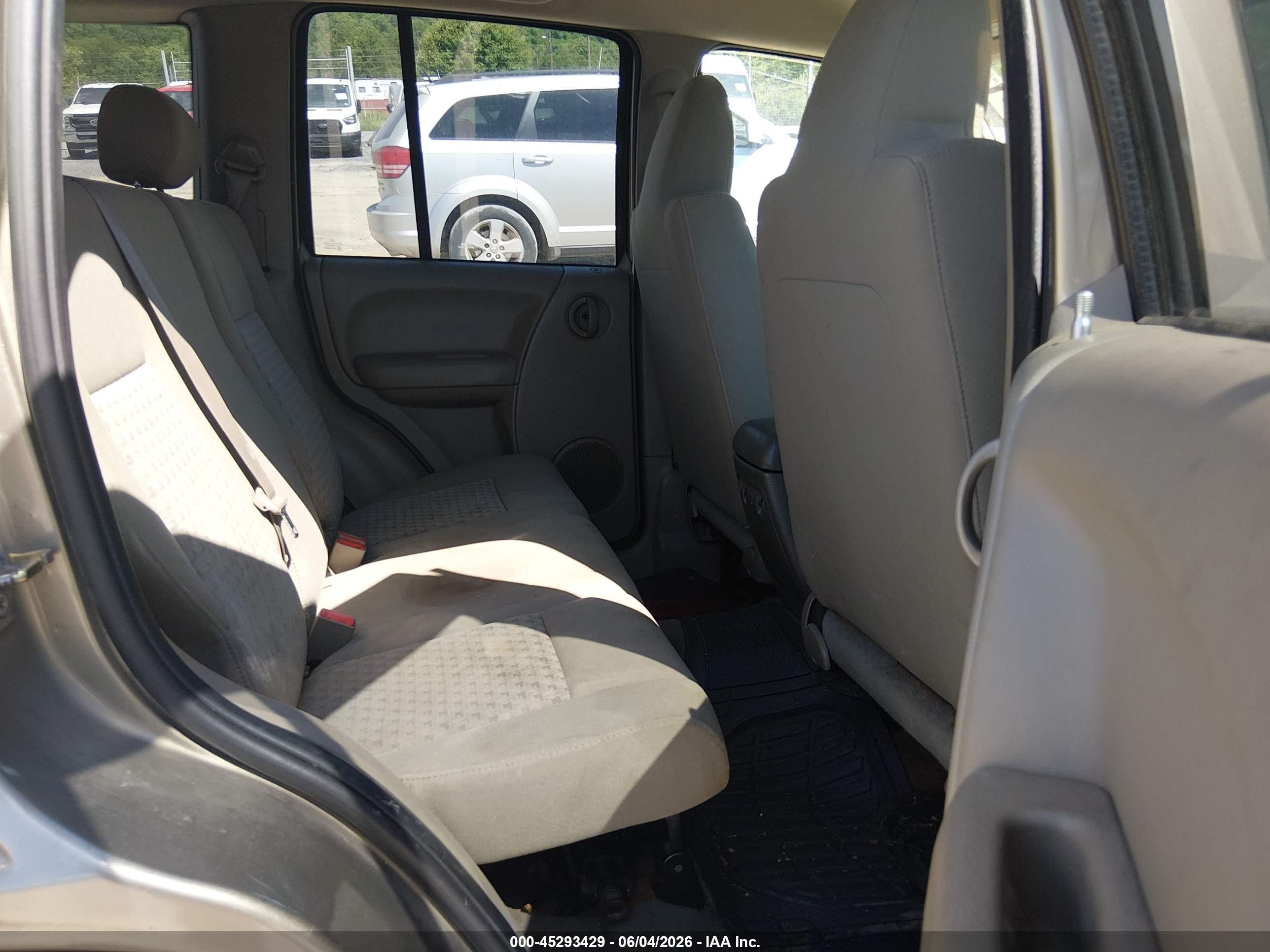 2005 Jeep Liberty Sport Gold vin: 1J4GL48K25W677603