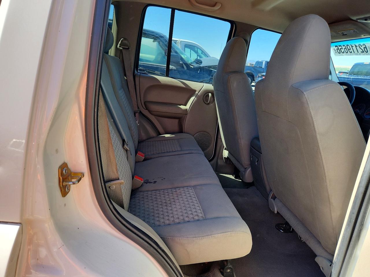 2007 Jeep Liberty Sport White vin: 1J4GL48K27W715737