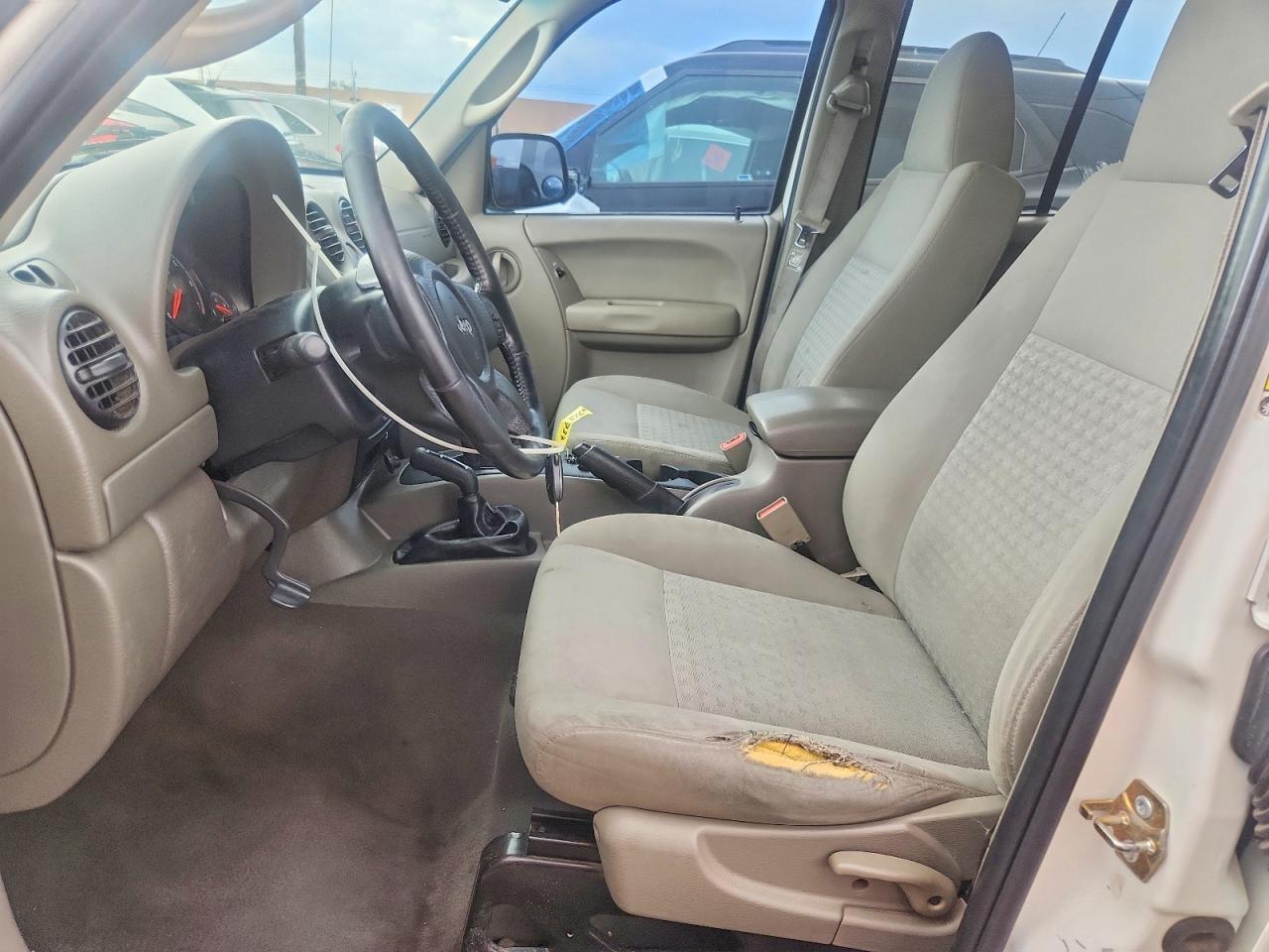 2007 Jeep Liberty Sport White vin: 1J4GL48K27W715737
