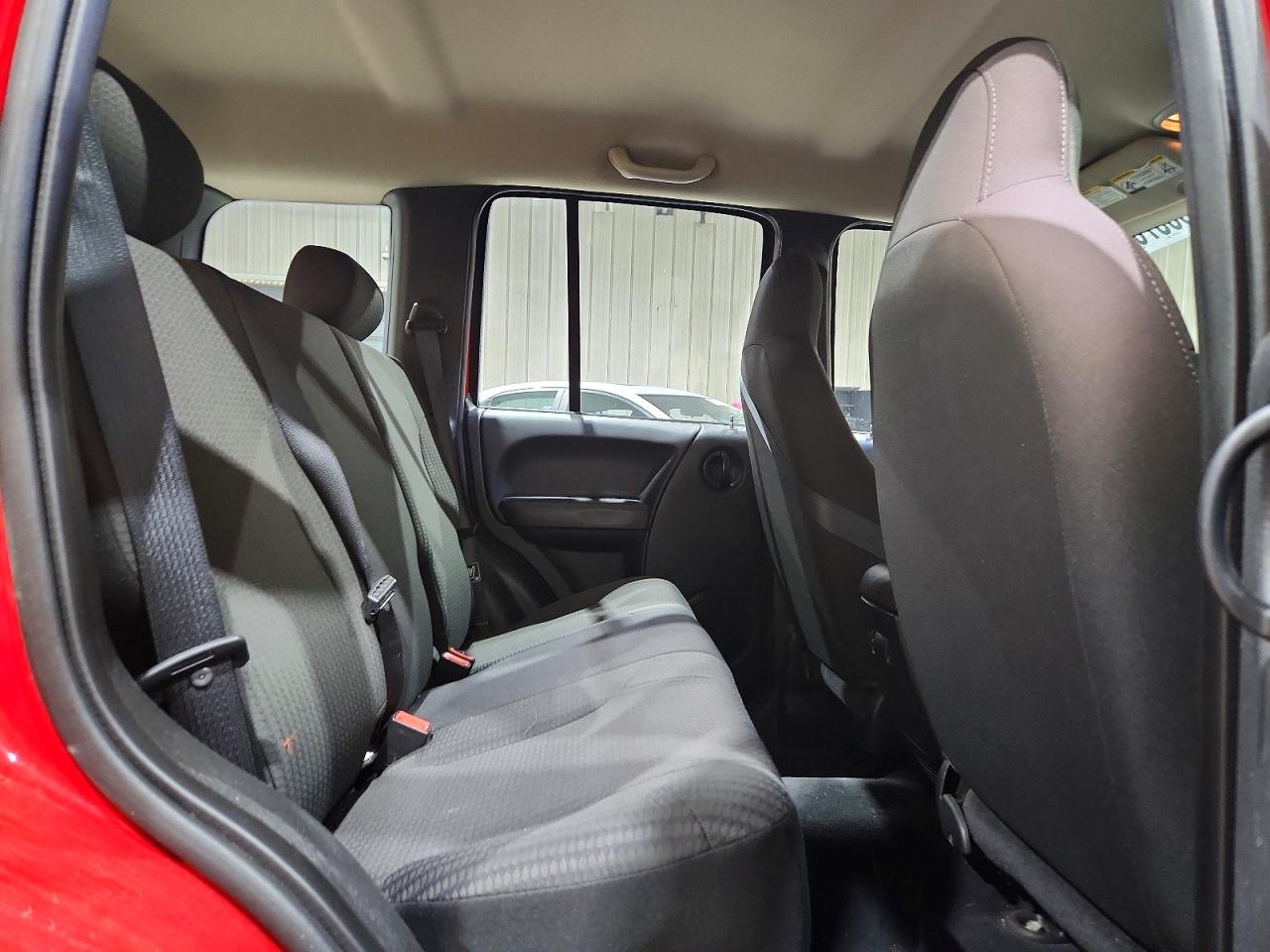 2004 Jeep Liberty Sport Red vin: 1J4GL48K44W132789