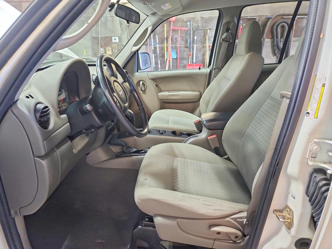 2007 Jeep Liberty Sport White vin: 1J4GL48K47W539435