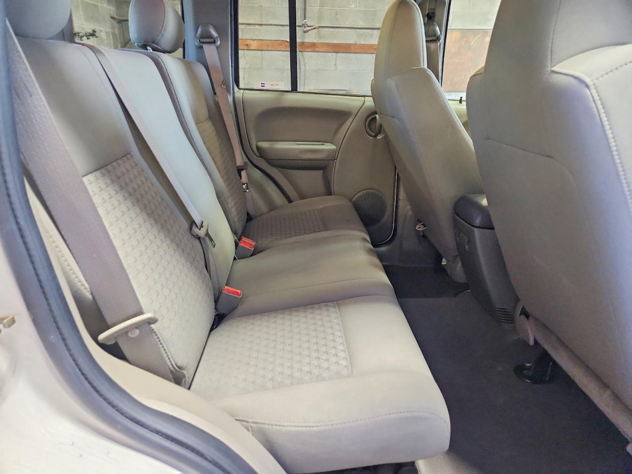 2007 Jeep Liberty Sport White vin: 1J4GL48K47W539435
