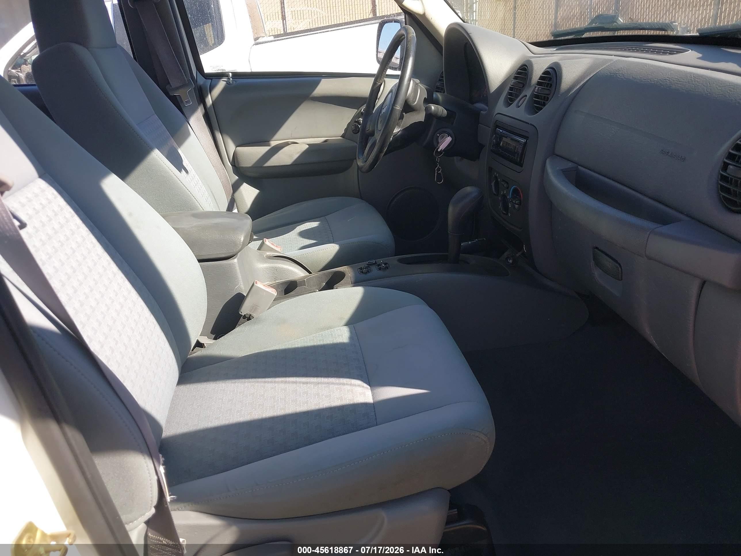 2005 Jeep Liberty Sport White vin: 1J4GL48K55W502049