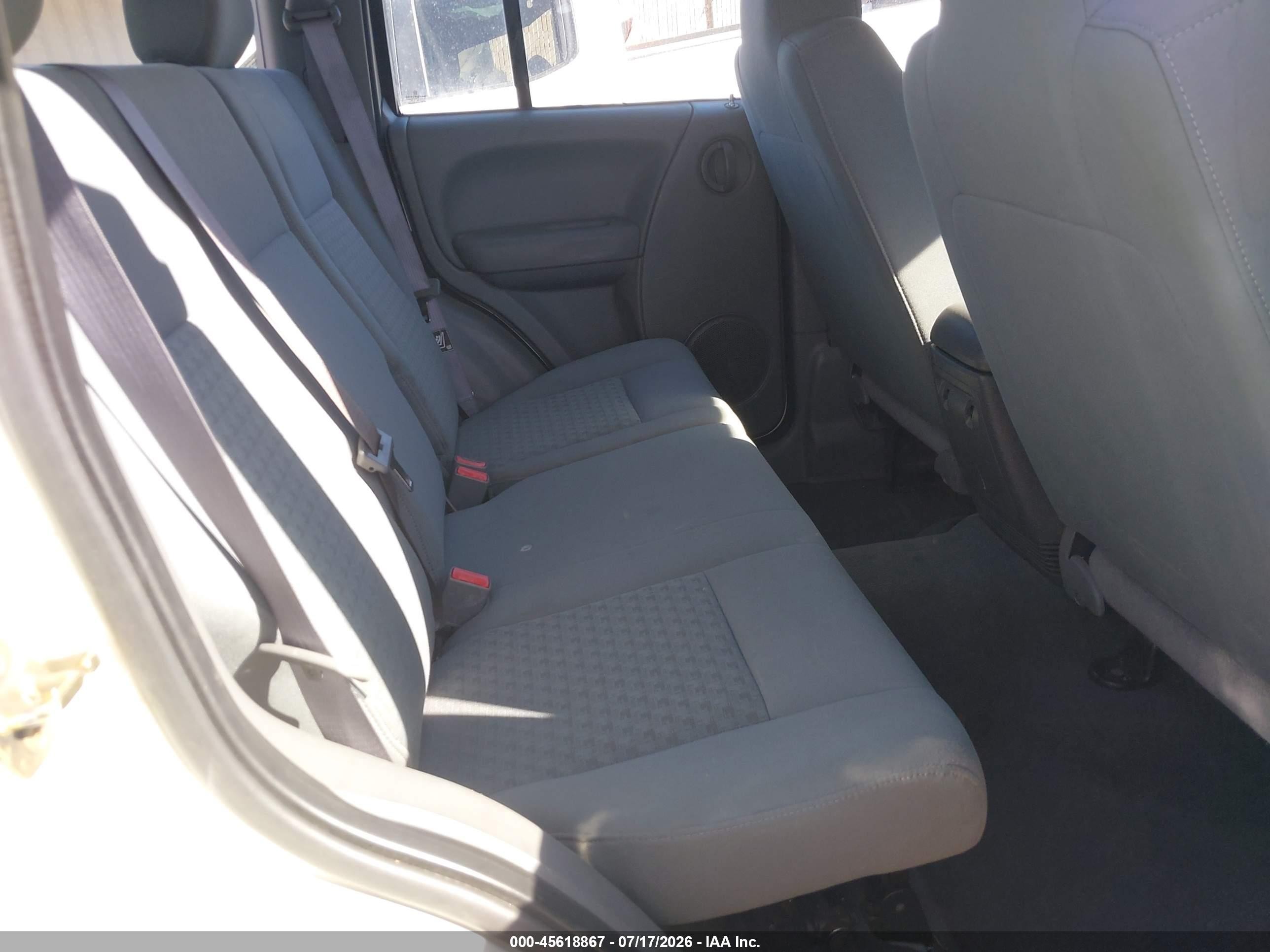 2005 Jeep Liberty Sport White vin: 1J4GL48K55W502049
