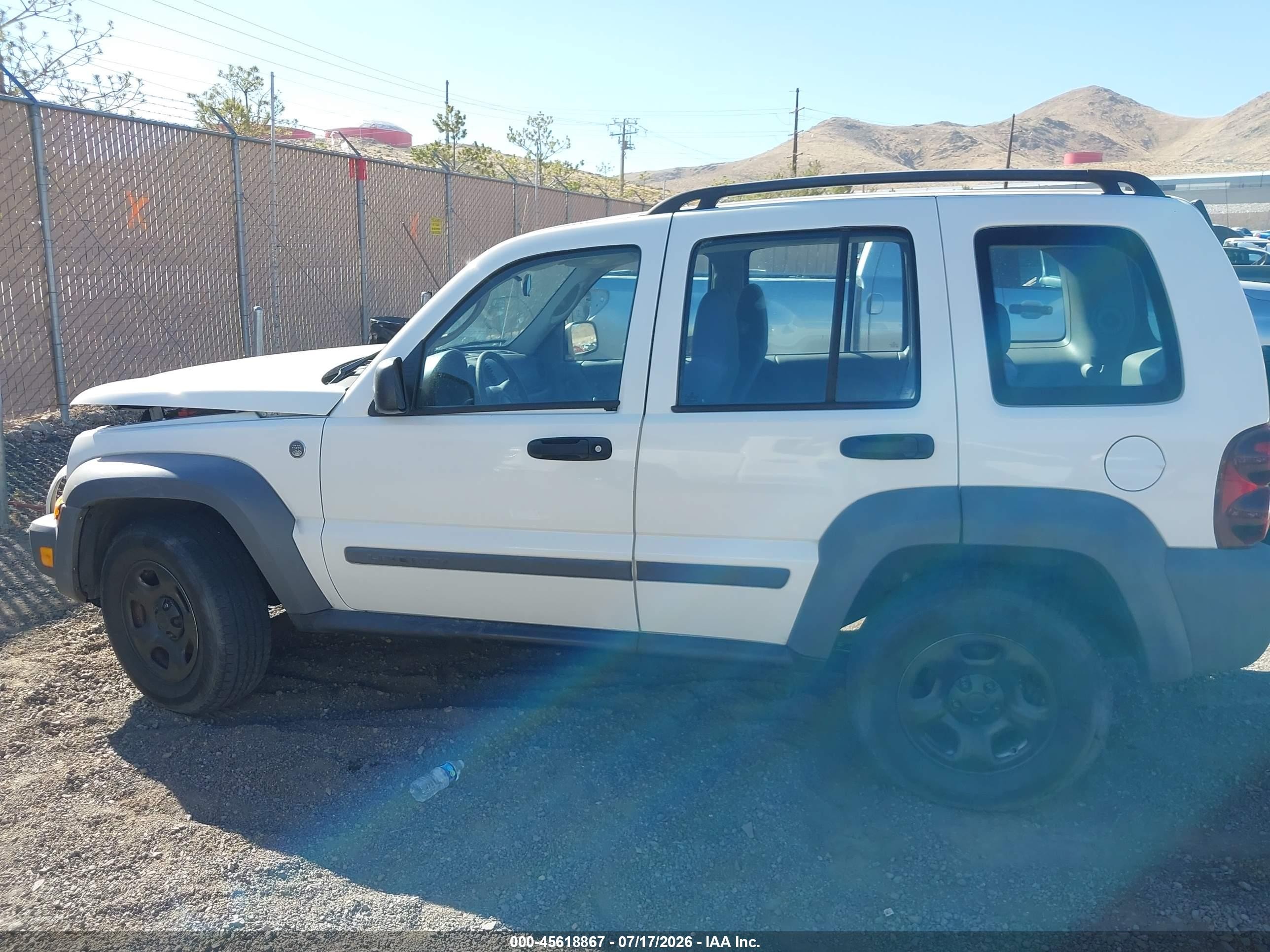 2005 Jeep Liberty Sport White vin: 1J4GL48K55W502049