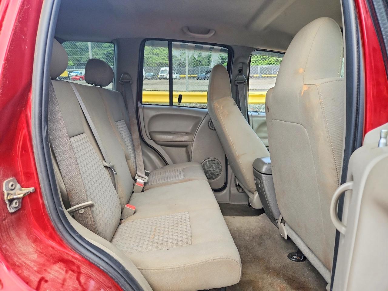 2005 Jeep Liberty Sport Red vin: 1J4GL48K55W658768