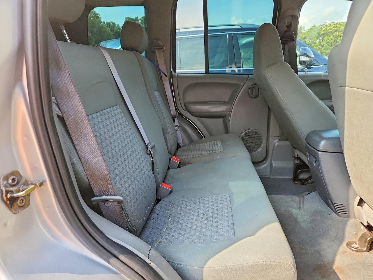 2005 Jeep Liberty Sport Silver vin: 1J4GL48K55W667065