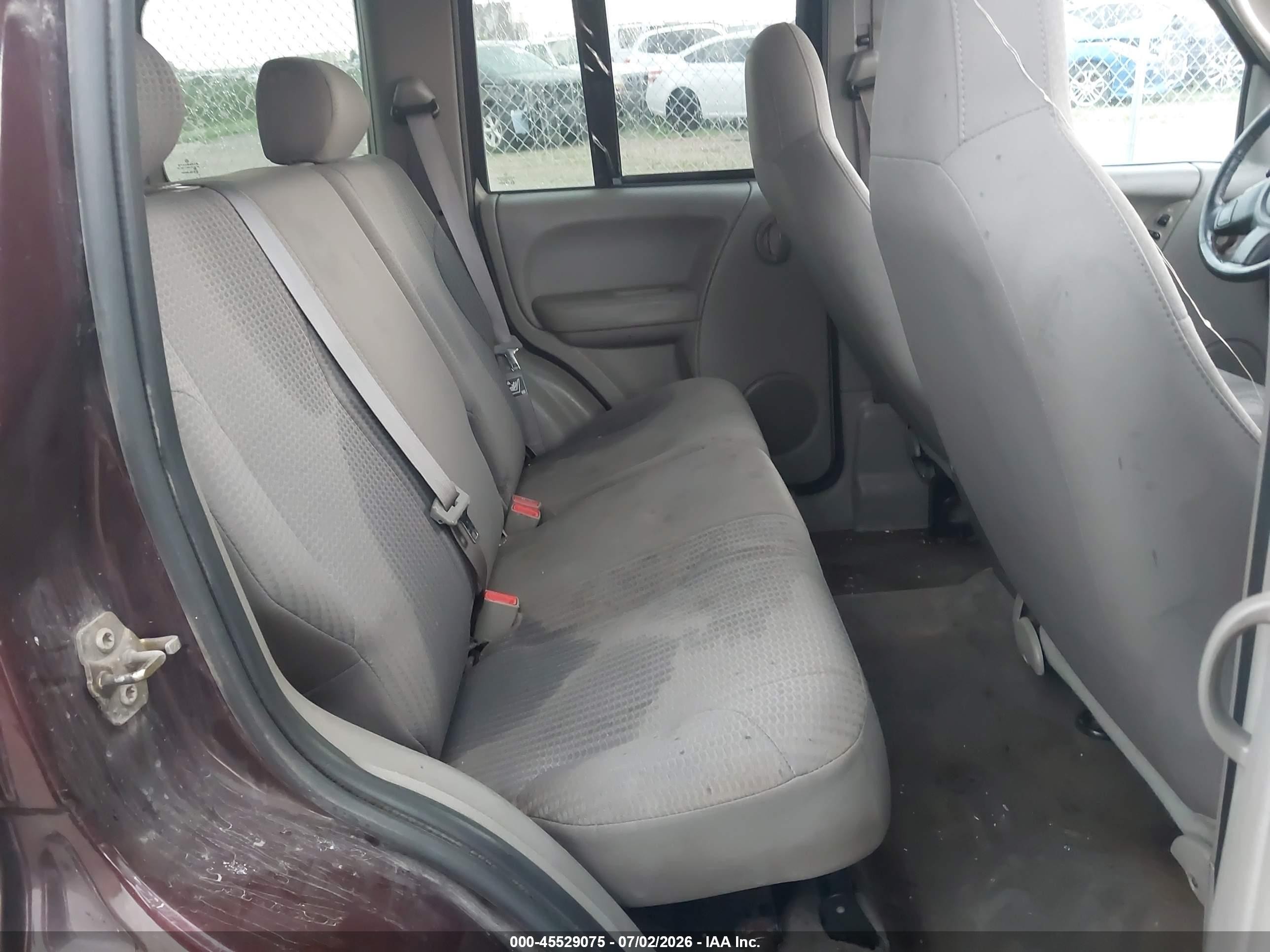 2004 Jeep Liberty Sport Burgundy vin: 1J4GL48K64W135807