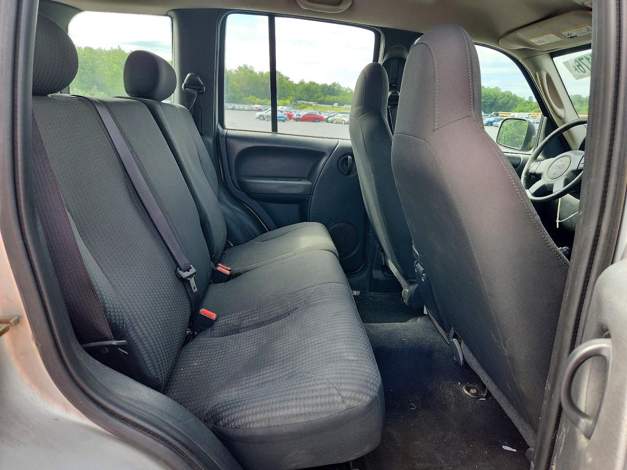 2004 Jeep Liberty Sport Silver vin: 1J4GL48K64W276442