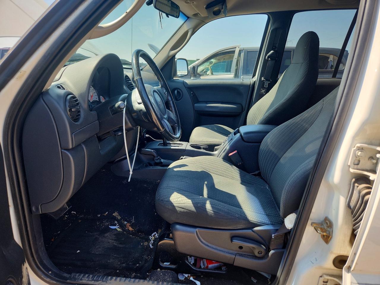 2004 Jeep Liberty Sport White vin: 1J4GL48K64W286193