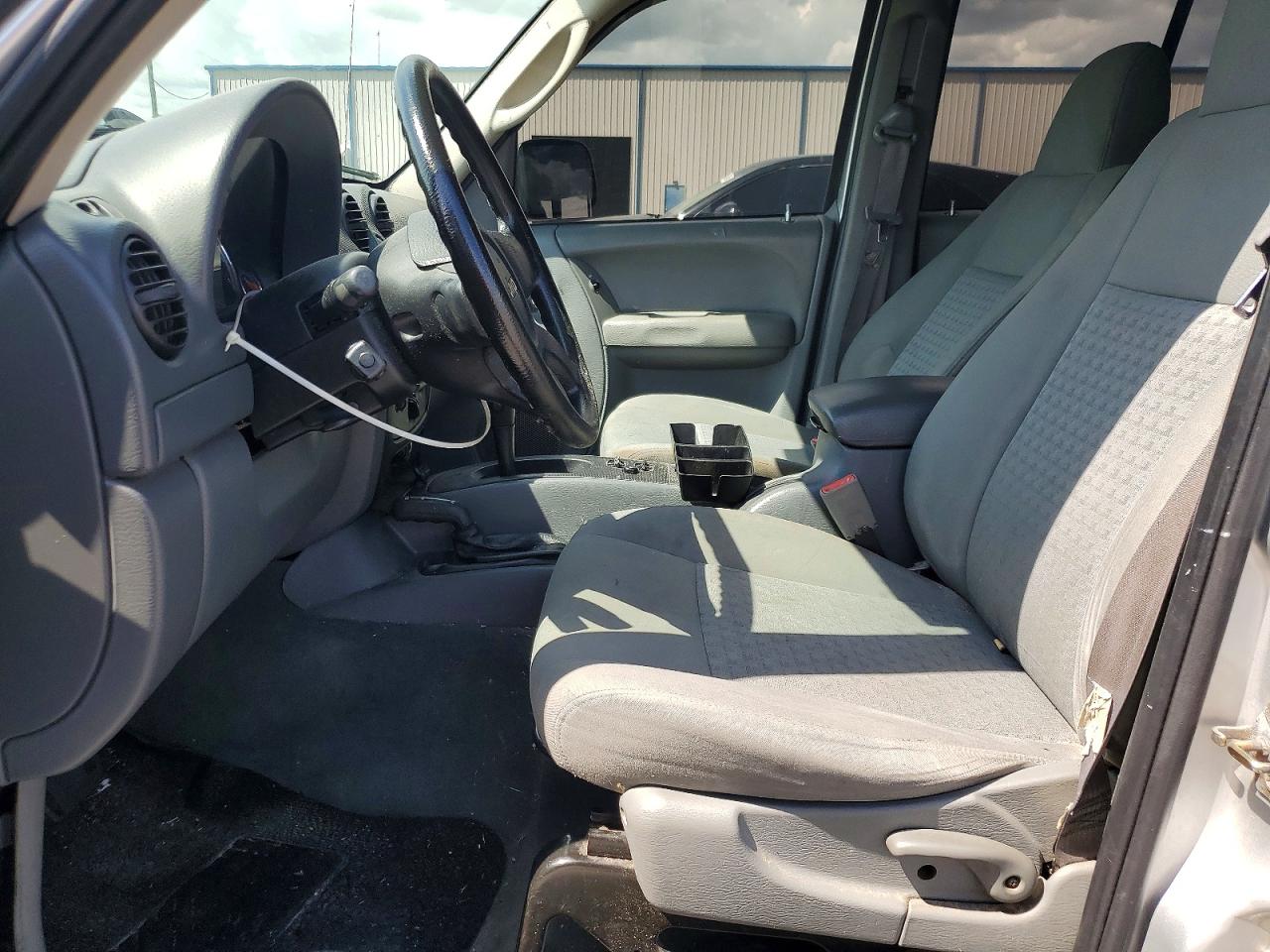 2005 Jeep Liberty Sport Серебряный vin: 1J4GL48K65W681086