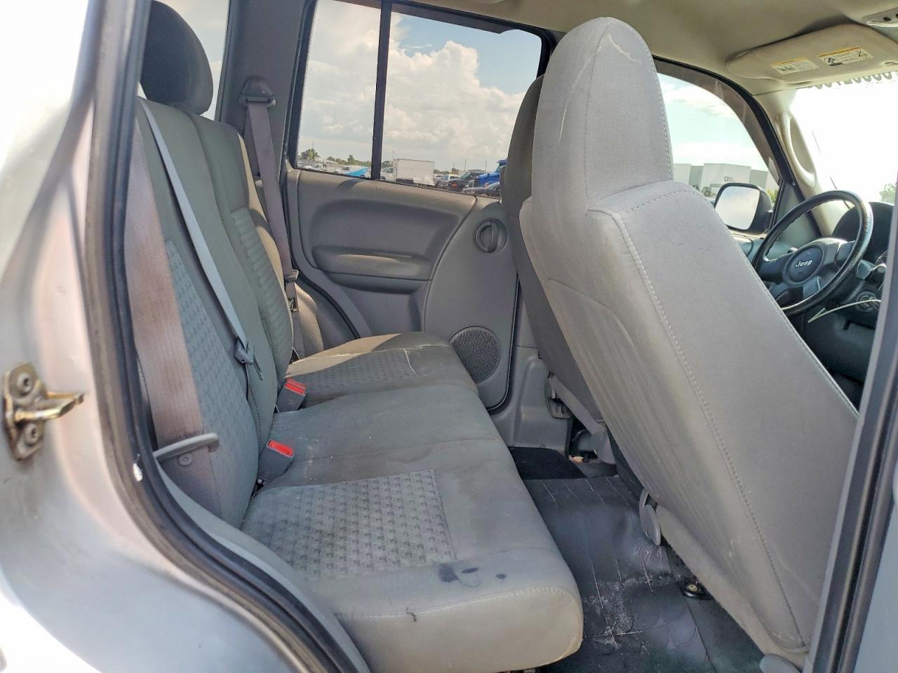 2005 Jeep Liberty Sport Серебряный vin: 1J4GL48K65W681086