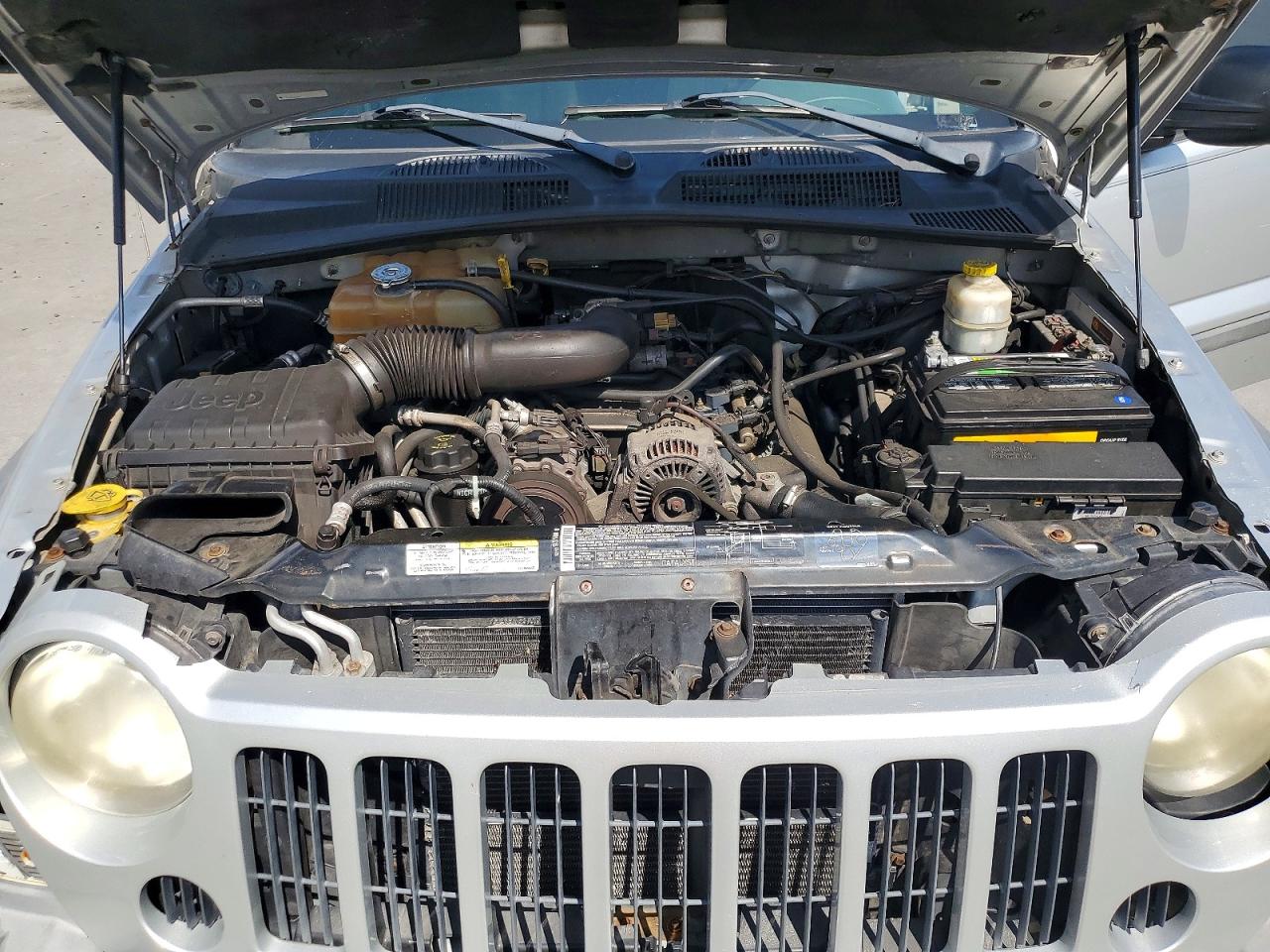 2005 Jeep Liberty Sport Серебряный vin: 1J4GL48K65W681086