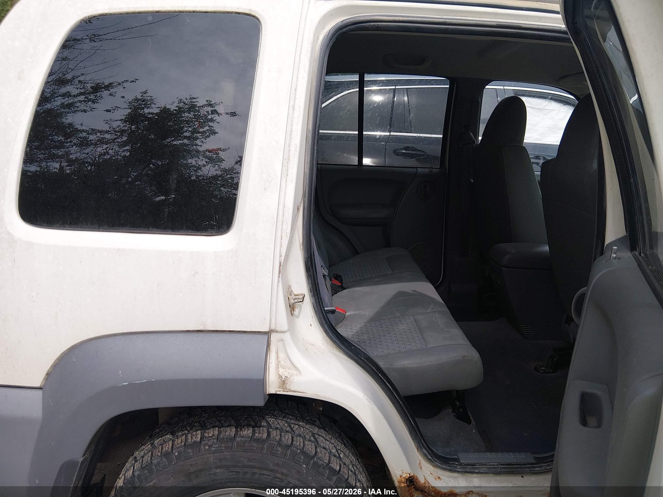 2005 Jeep Liberty Sport White vin: 1J4GL48K65W702485