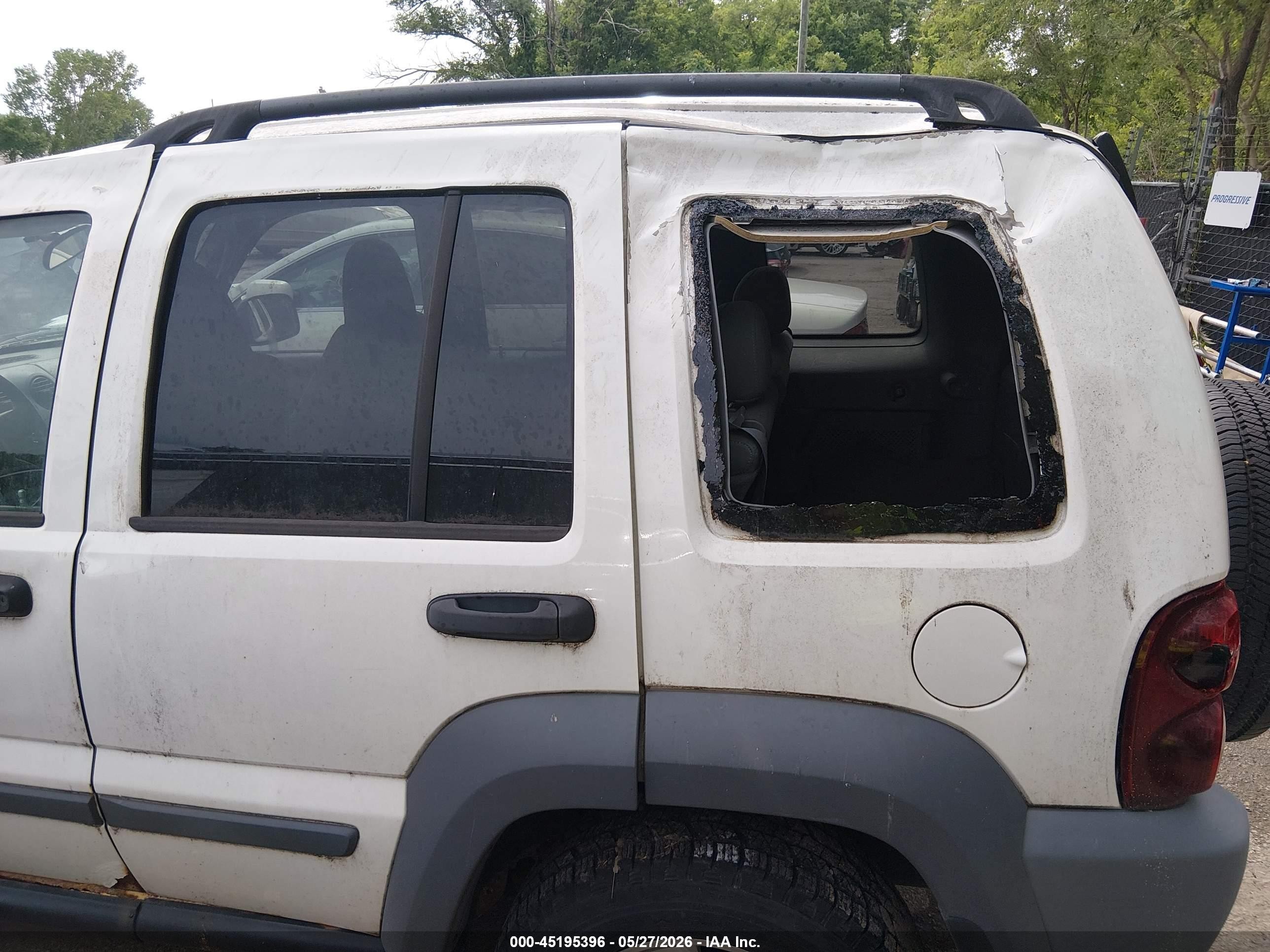 2005 Jeep Liberty Sport White vin: 1J4GL48K65W702485