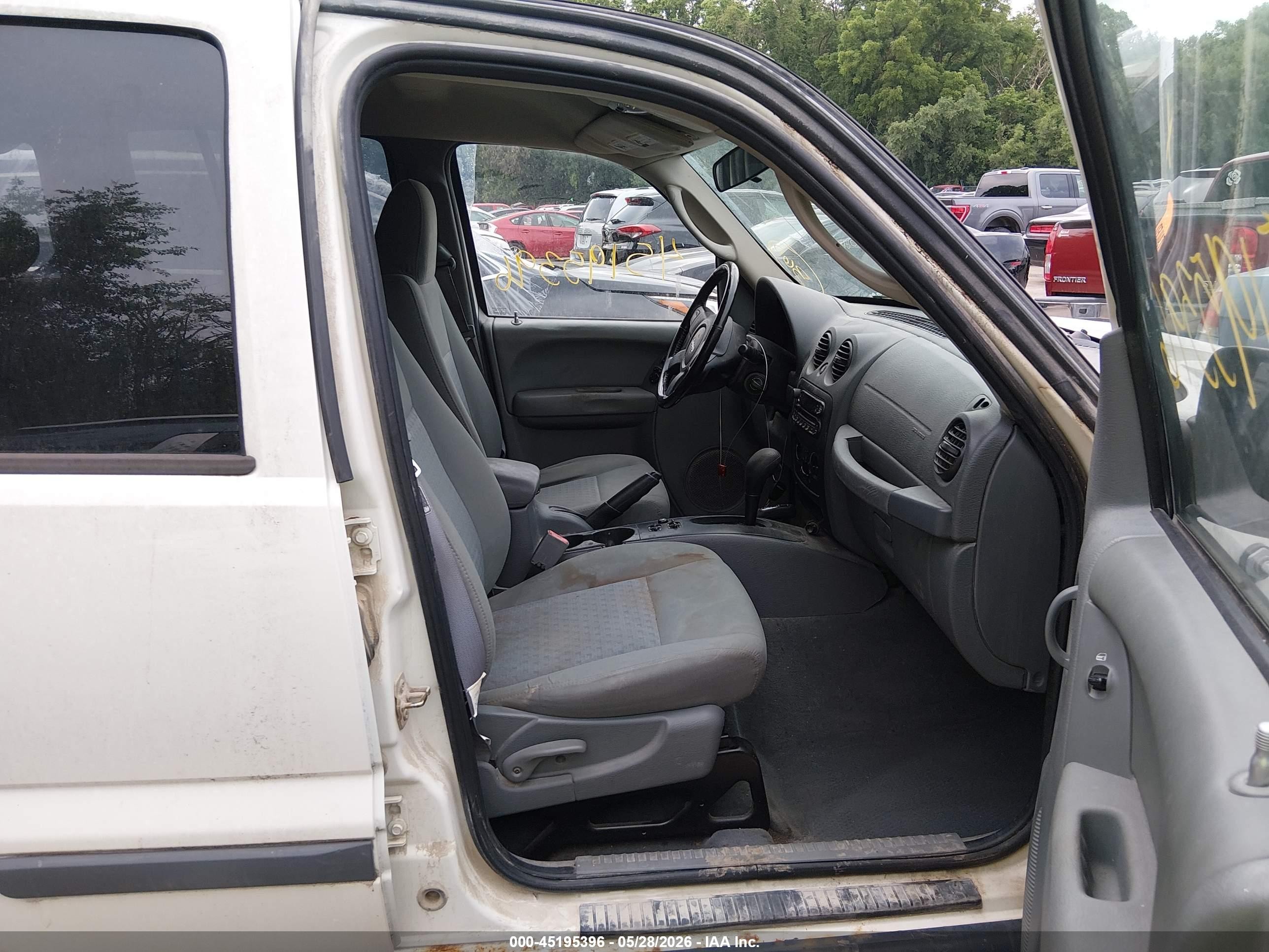 2005 Jeep Liberty Sport White vin: 1J4GL48K65W702485