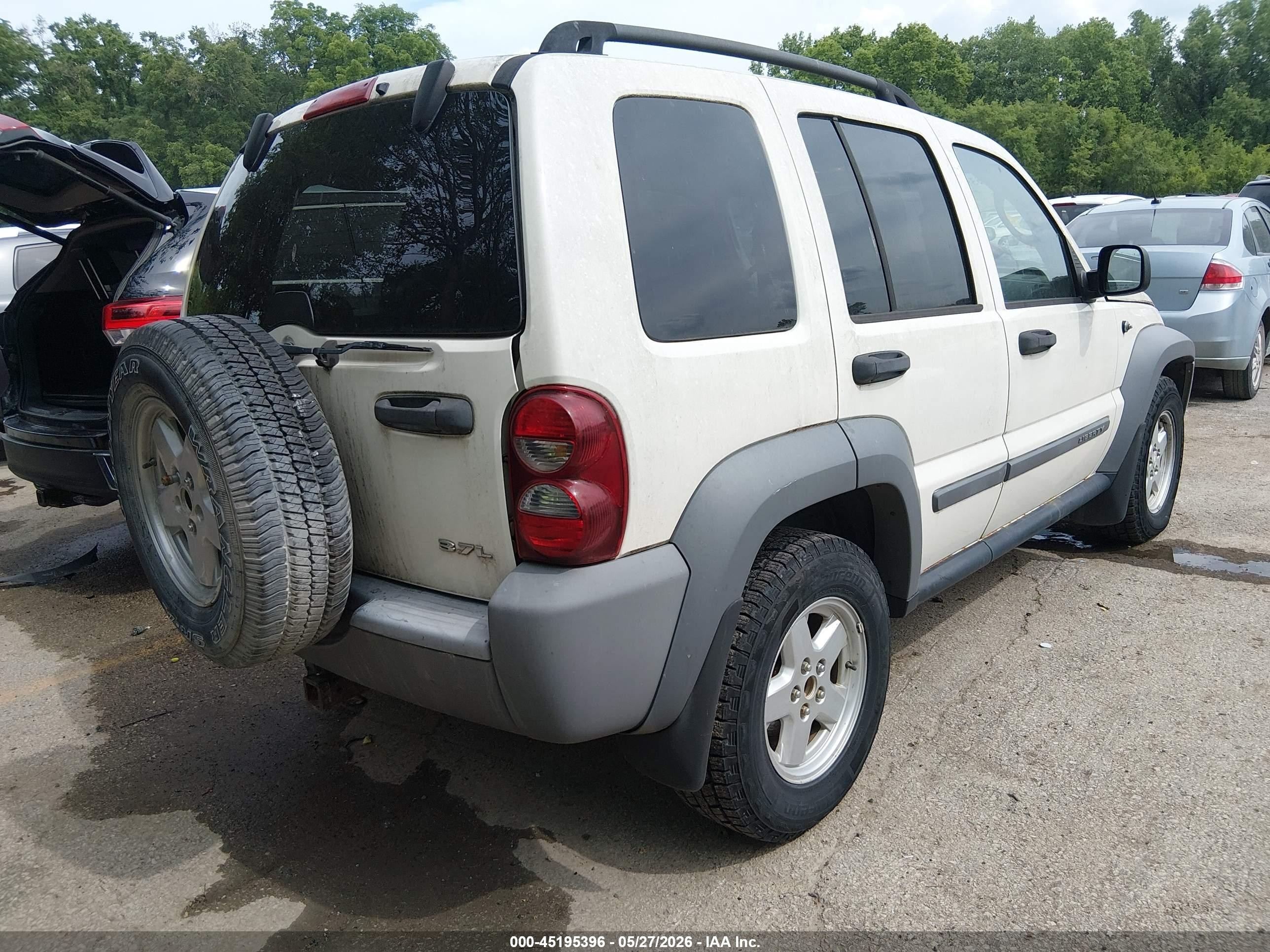 2005 Jeep Liberty Sport White vin: 1J4GL48K65W702485