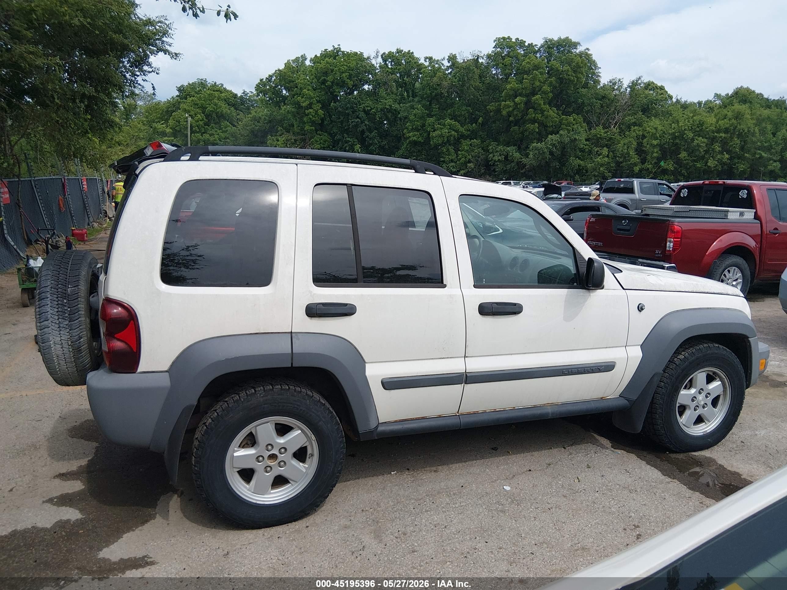 2005 Jeep Liberty Sport White vin: 1J4GL48K65W702485