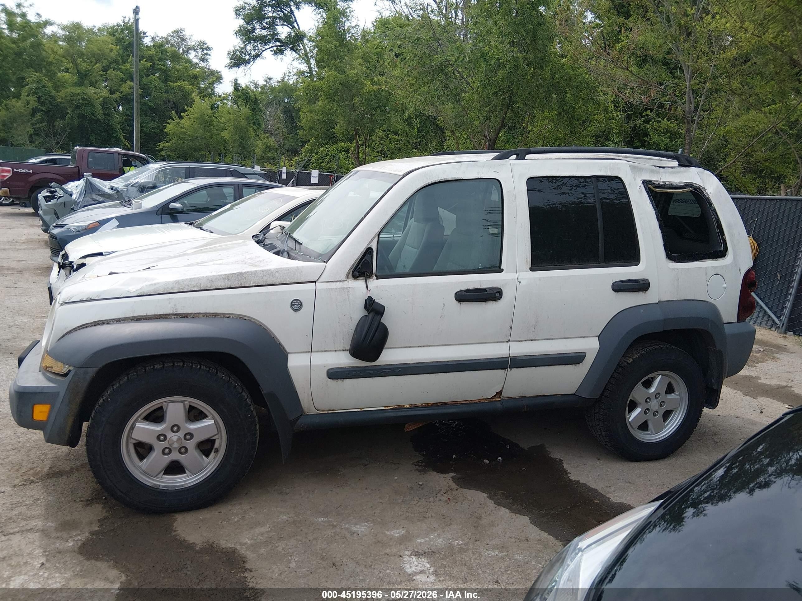 2005 Jeep Liberty Sport White vin: 1J4GL48K65W702485