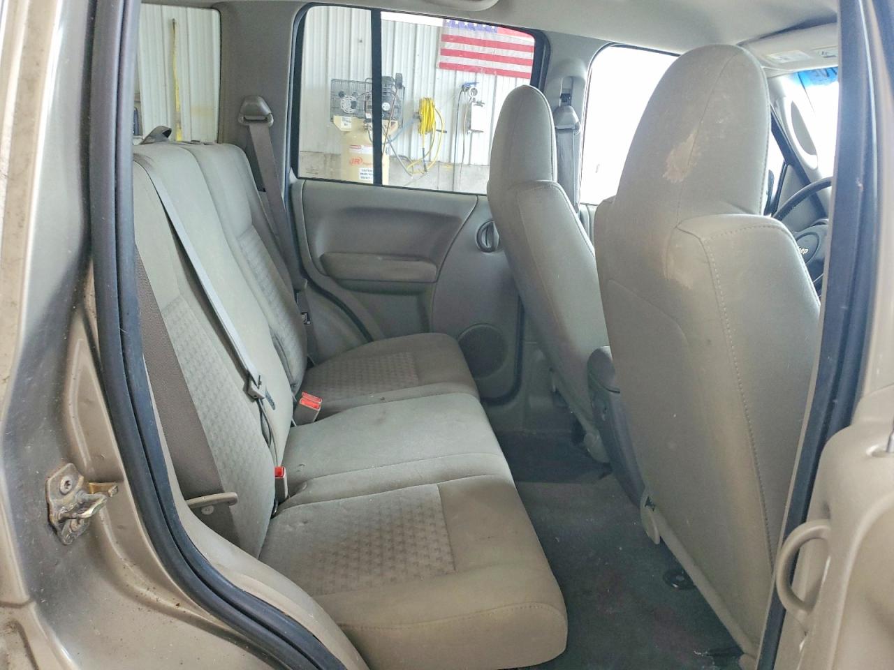2005 Jeep Liberty Sport Tan vin: 1J4GL48K65W715365