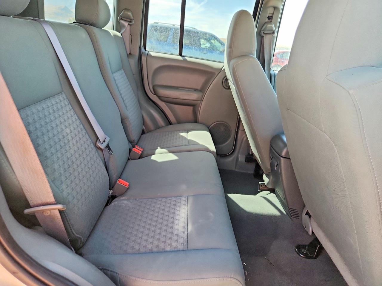 2007 Jeep Liberty Sport White vin: 1J4GL48K67W707219