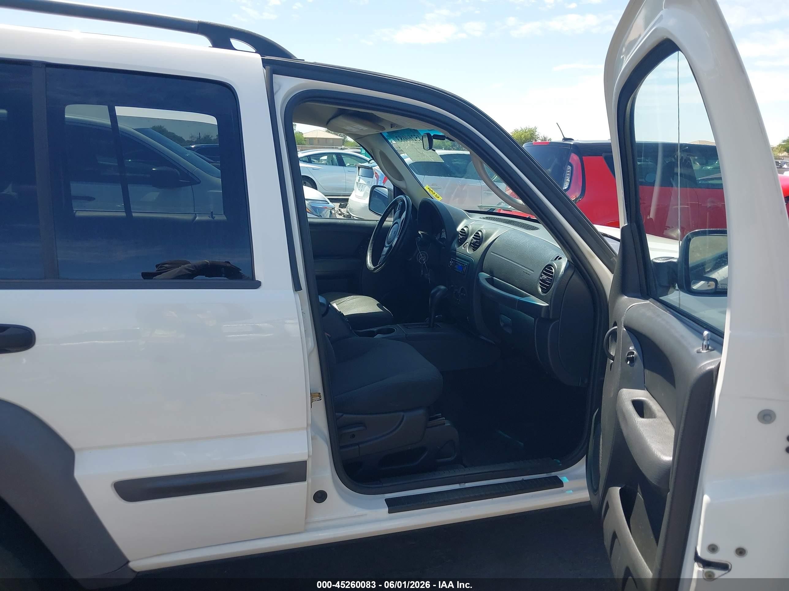 2004 Jeep Liberty Sport White vin: 1J4GL48K74W285022