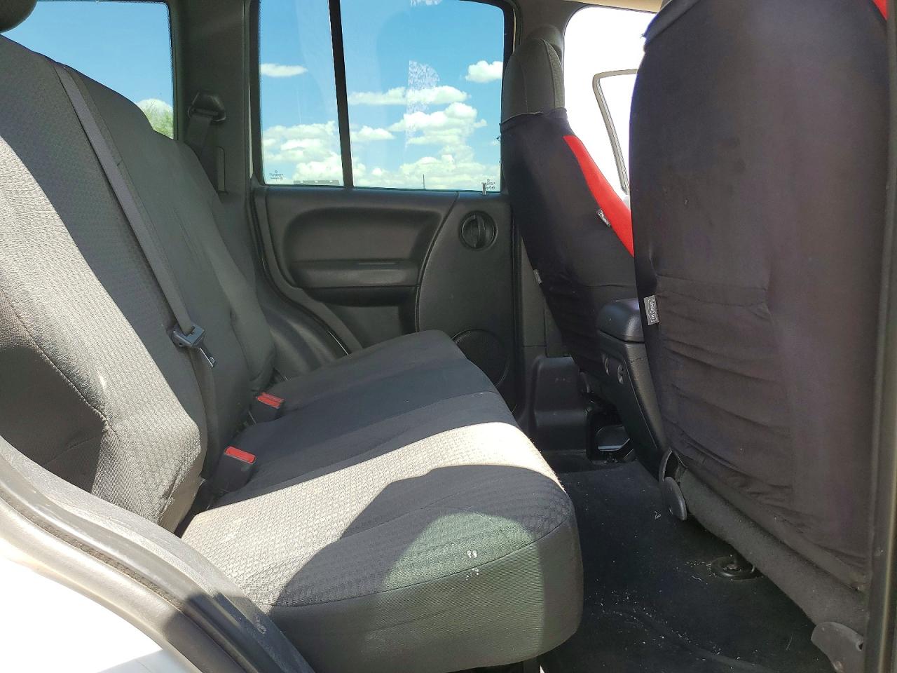 2004 Jeep Liberty Sport White vin: 1J4GL48K74W327608