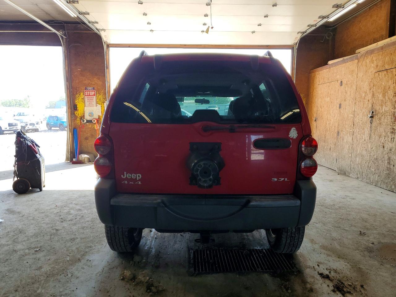 2005 Jeep Liberty Sport Red vin: 1J4GL48K75W557733