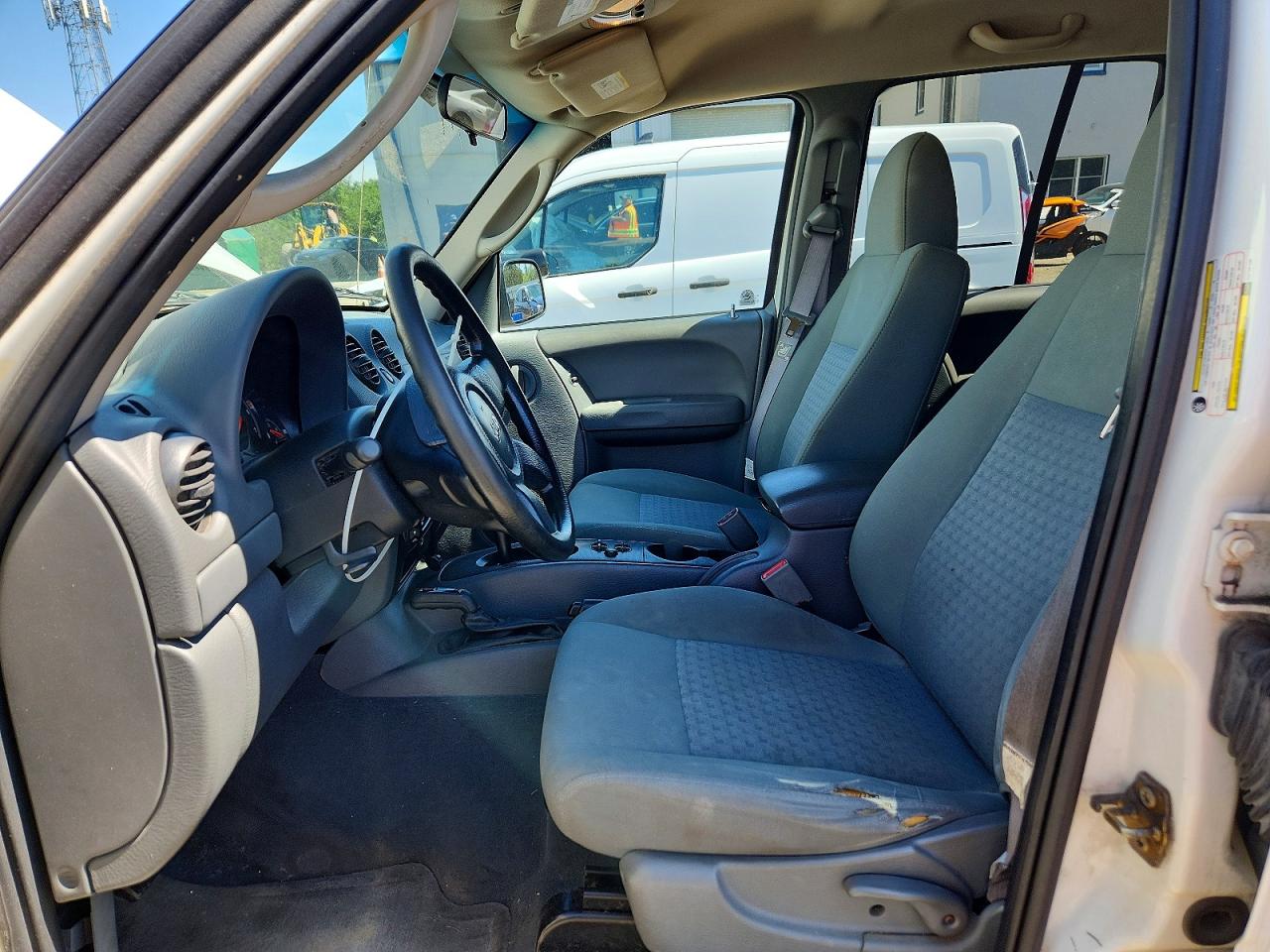 2005 Jeep Liberty Sport White vin: 1J4GL48K75W708196