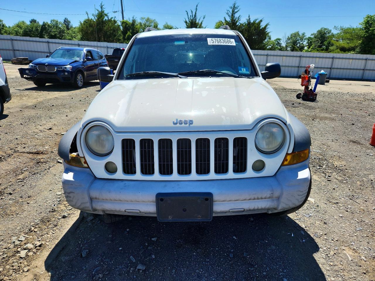 2005 Jeep Liberty Sport White vin: 1J4GL48K75W708196