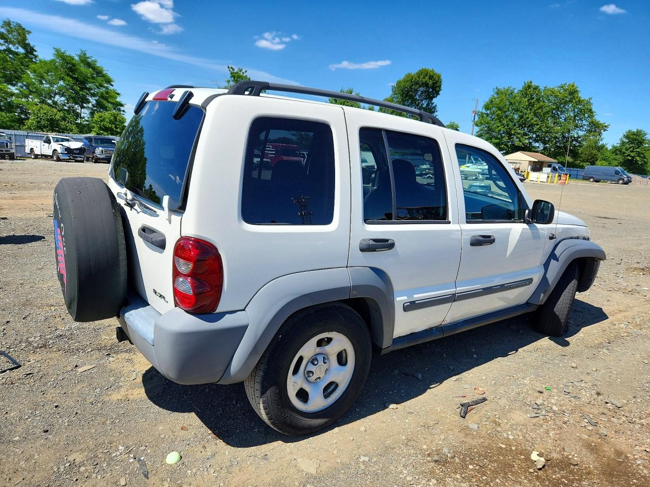 2005 Jeep Liberty Sport White vin: 1J4GL48K75W708196