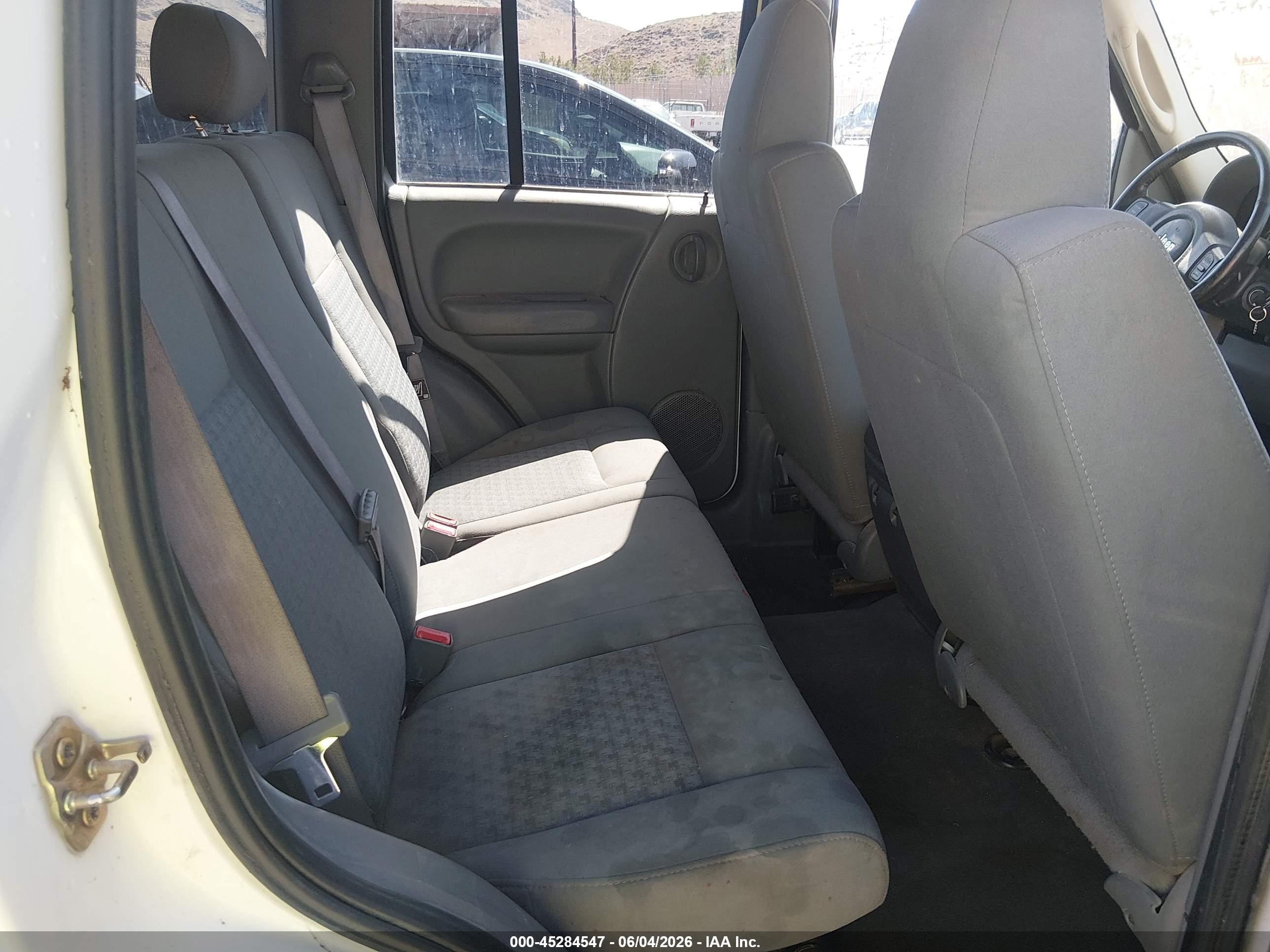 2007 Jeep Liberty Sport White vin: 1J4GL48K77W721260