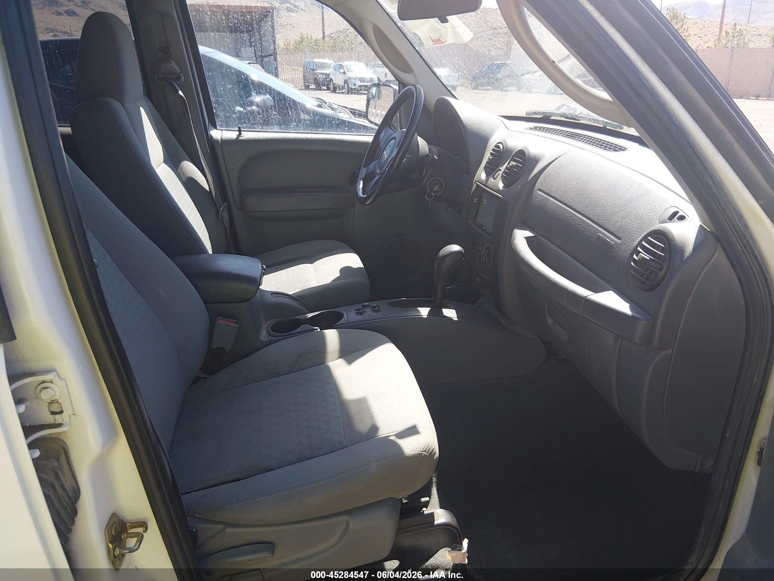 2007 Jeep Liberty Sport White vin: 1J4GL48K77W721260
