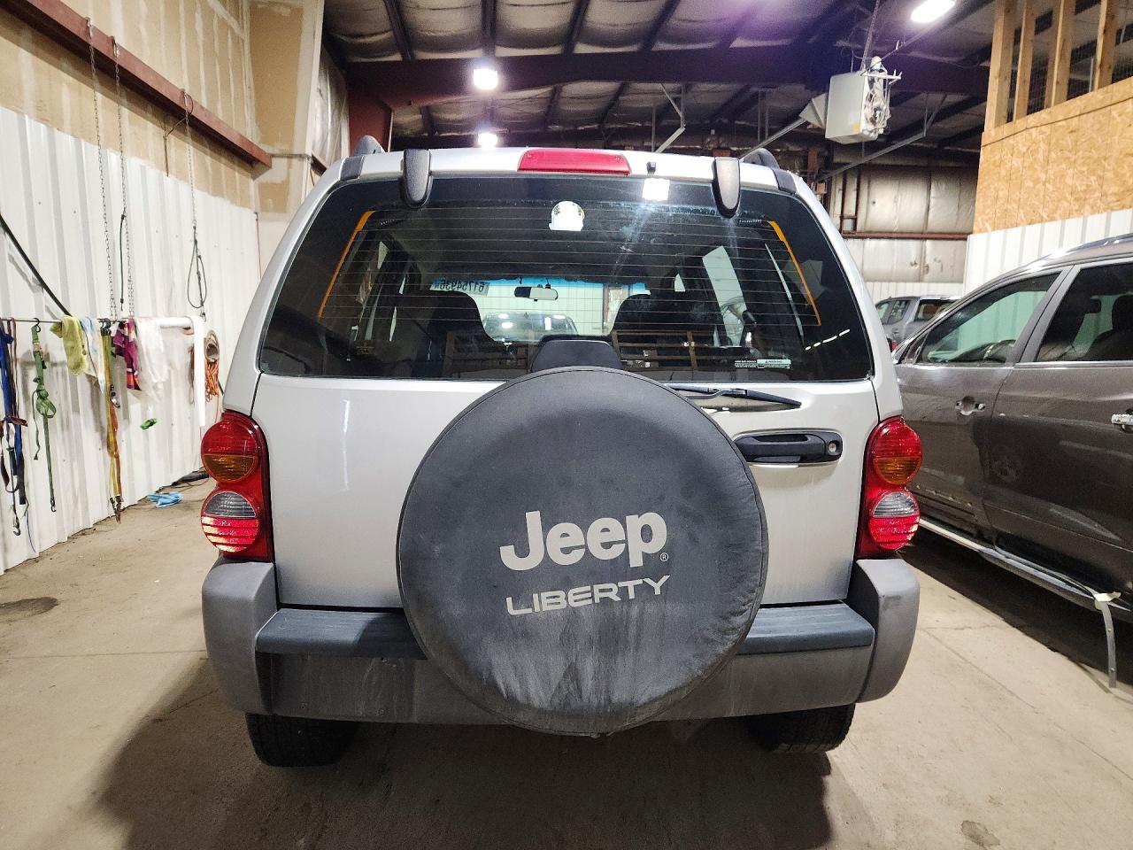 2002 Jeep Liberty Sport Серебряный vin: 1J4GL48K82W203294
