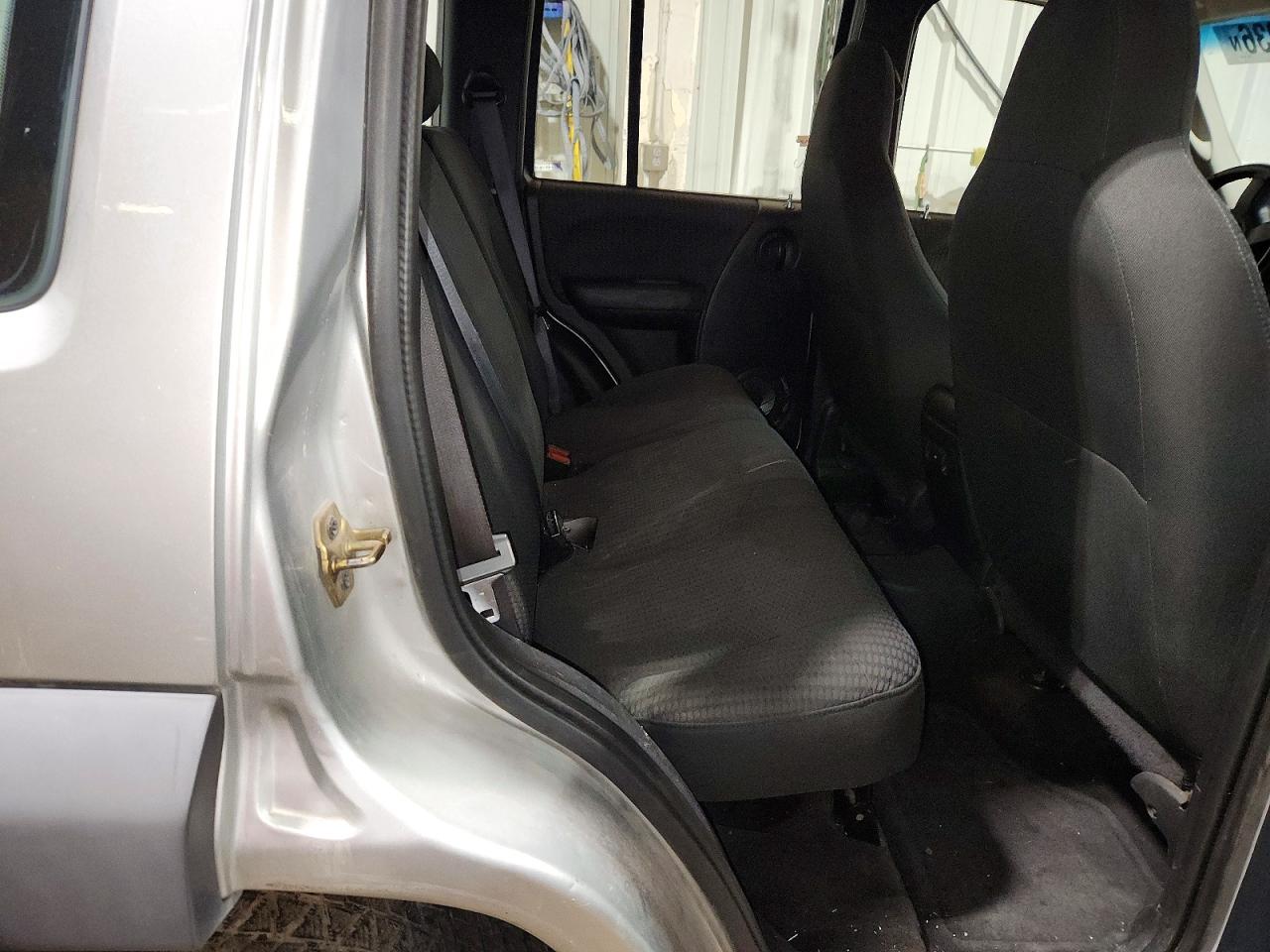 2002 Jeep Liberty Sport Серебряный vin: 1J4GL48K82W203294
