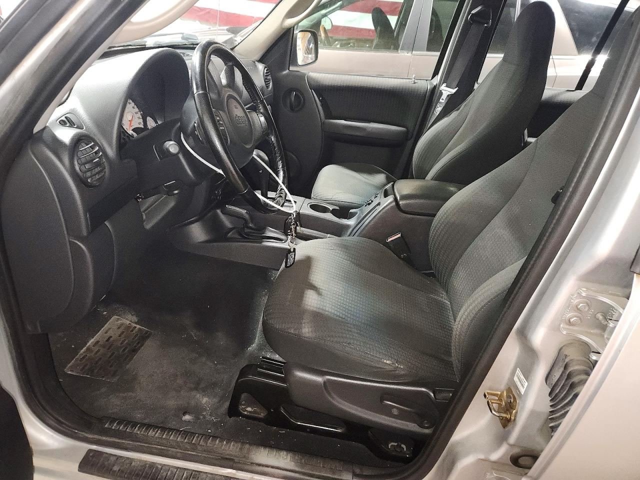 2002 Jeep Liberty Sport Серебряный vin: 1J4GL48K82W203294
