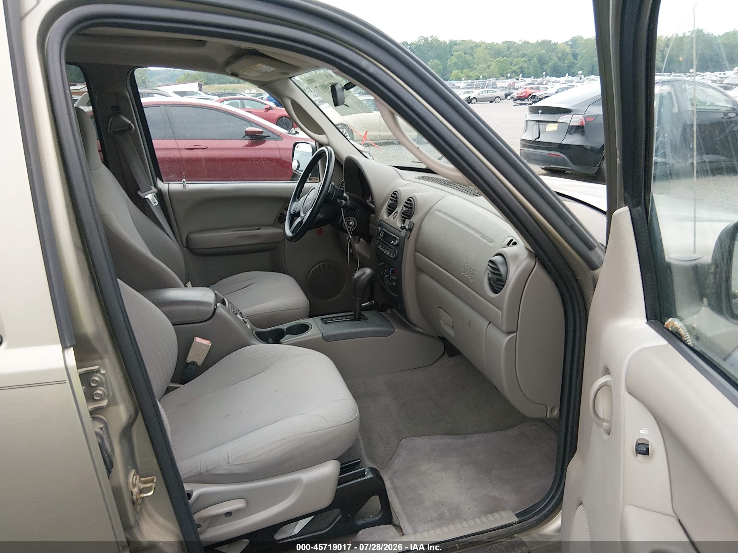 2003 Jeep Liberty Sport Золотой vin: 1J4GL48K83W648703