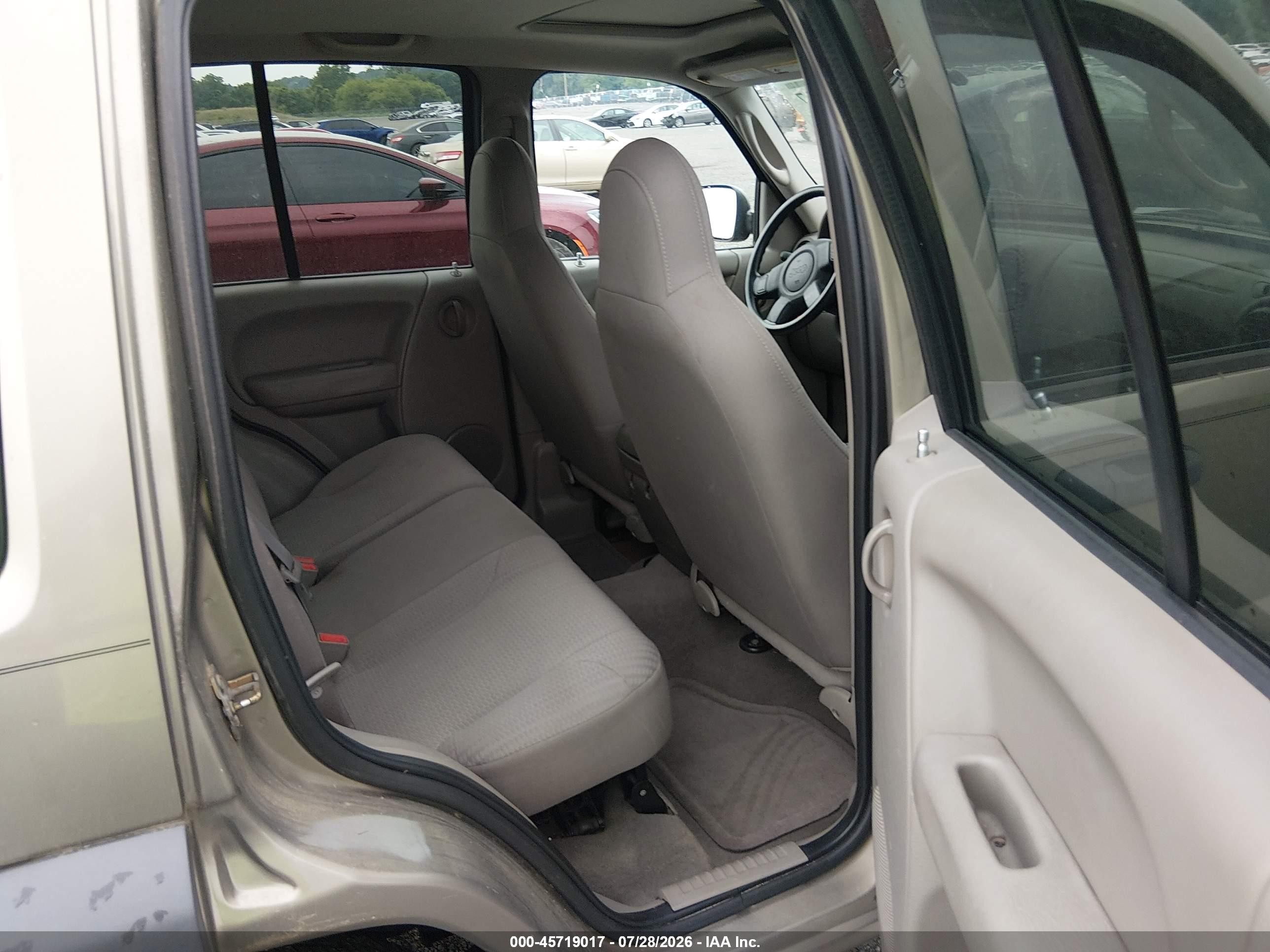 2003 Jeep Liberty Sport Золотой vin: 1J4GL48K83W648703