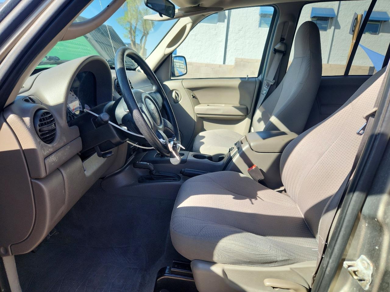 2004 Jeep Liberty Sport Gold vin: 1J4GL48K84W261649