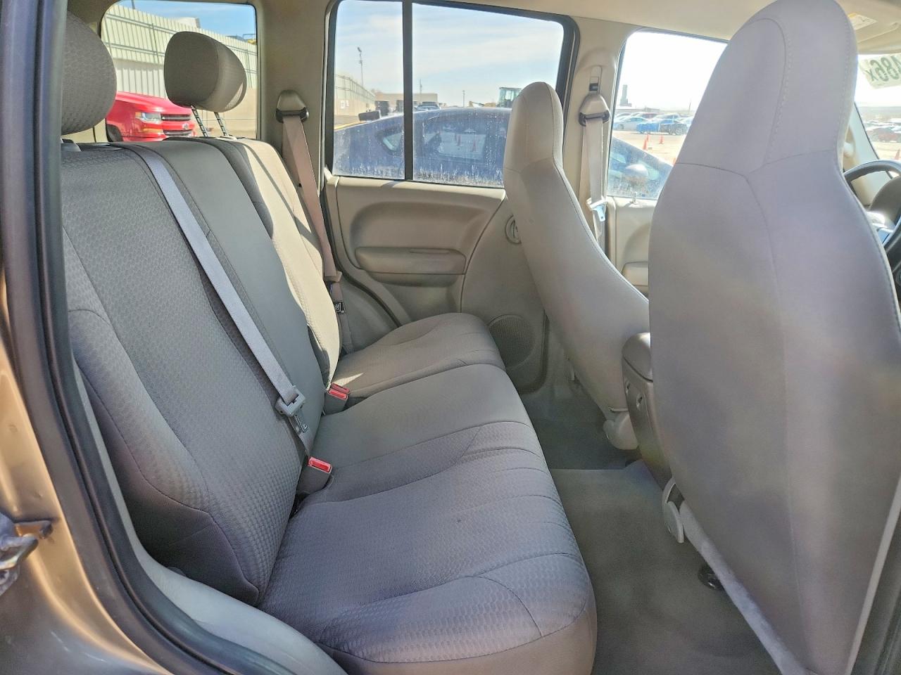 2004 Jeep Liberty Sport Gold vin: 1J4GL48K84W261649