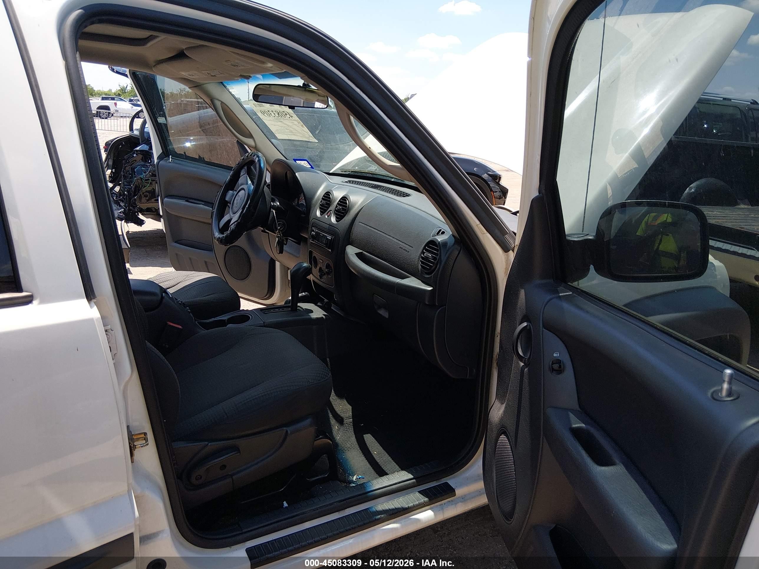 2004 Jeep Liberty Sport White vin: 1J4GL48K84W328363